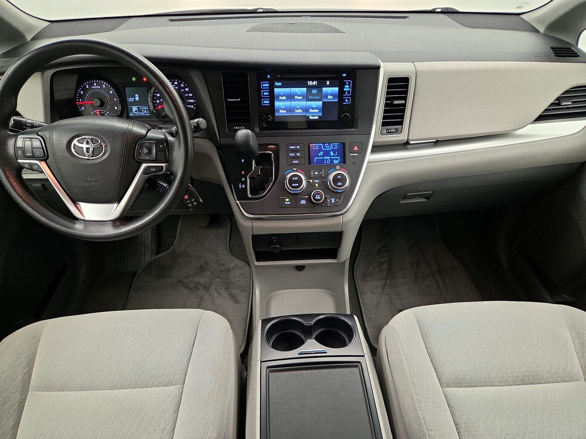 Thumbnail: 2016 Toyota Sienna - 9