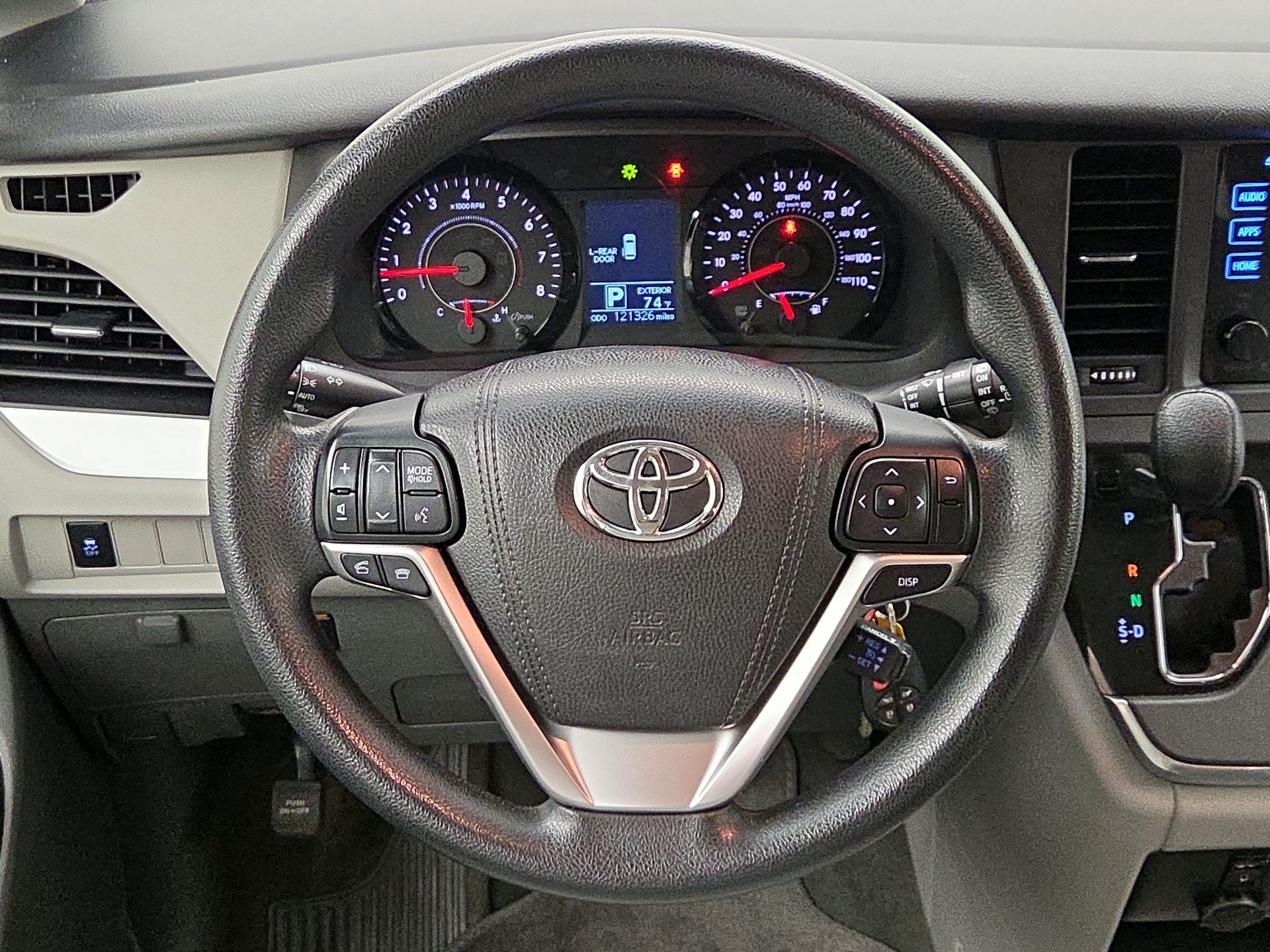Thumbnail: 2016 Toyota Sienna - 10