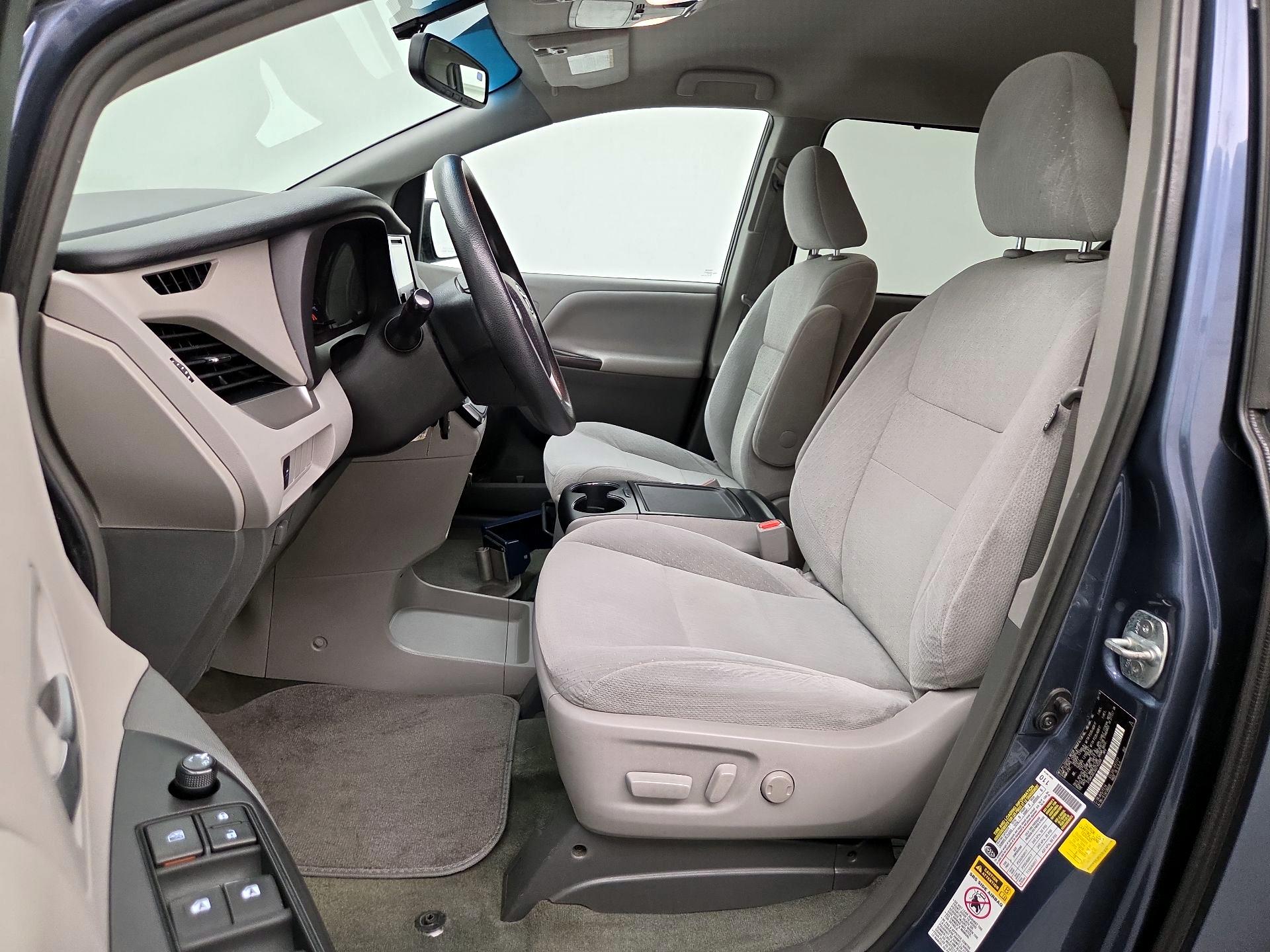 Thumbnail: 2016 Toyota Sienna - 11