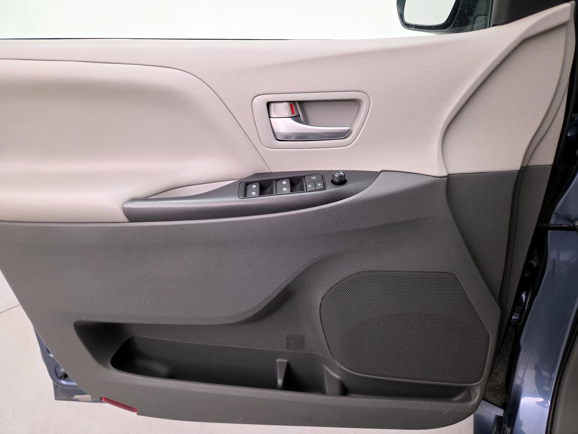 Thumbnail: 2016 Toyota Sienna - 12