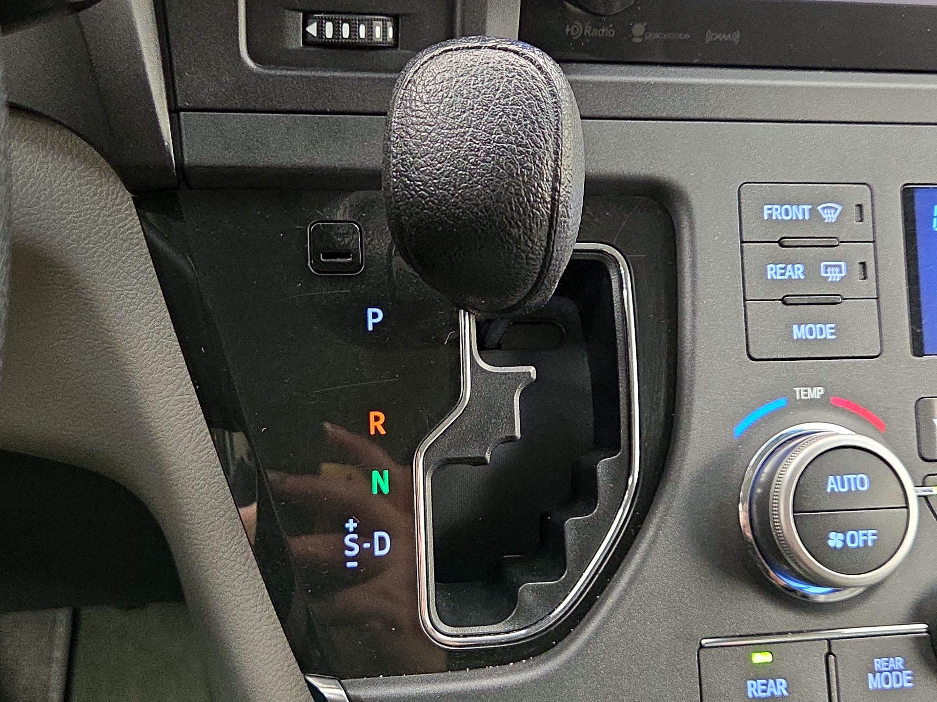 Thumbnail: 2016 Toyota Sienna - 17