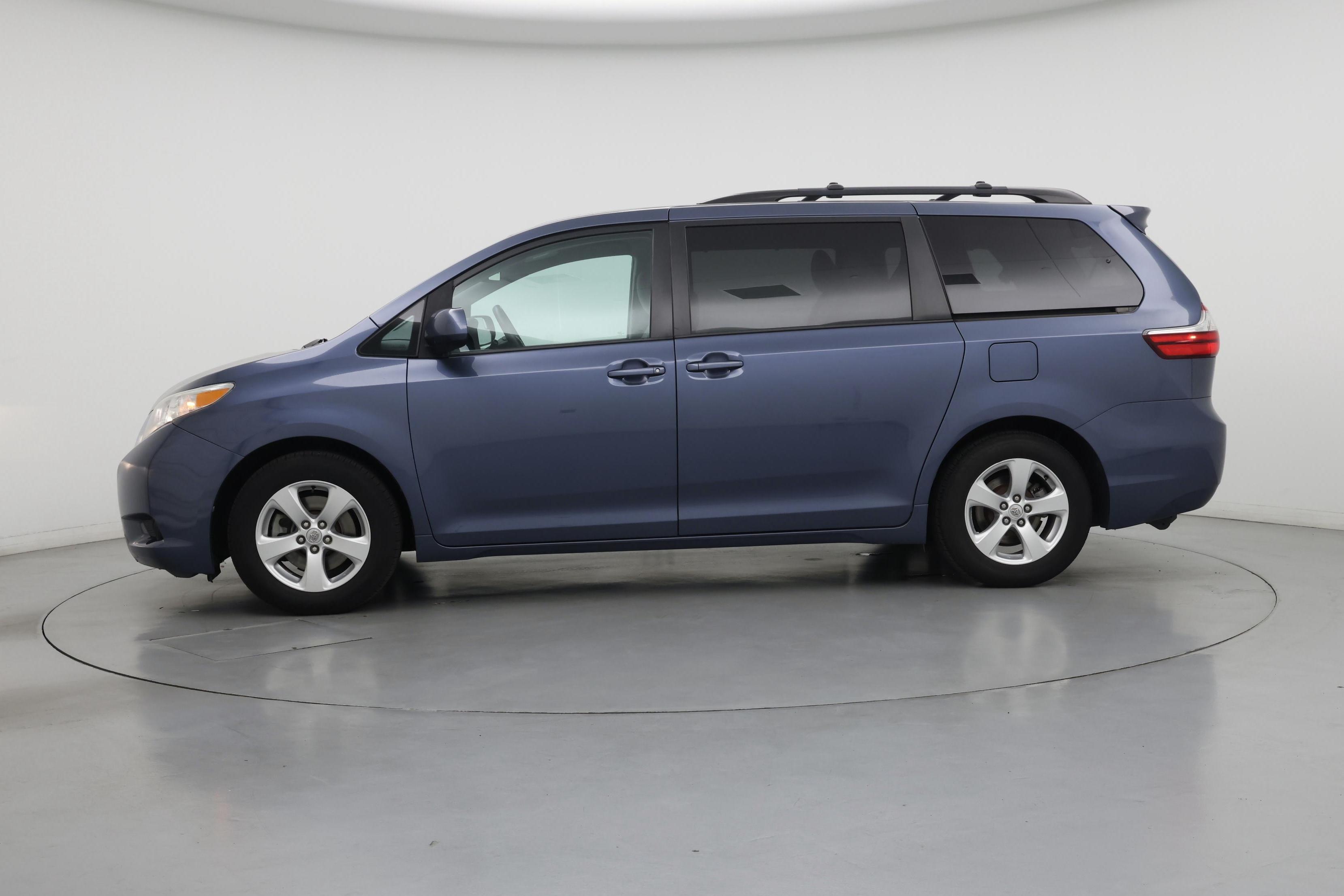 Thumbnail: 2016 Toyota Sienna - 3