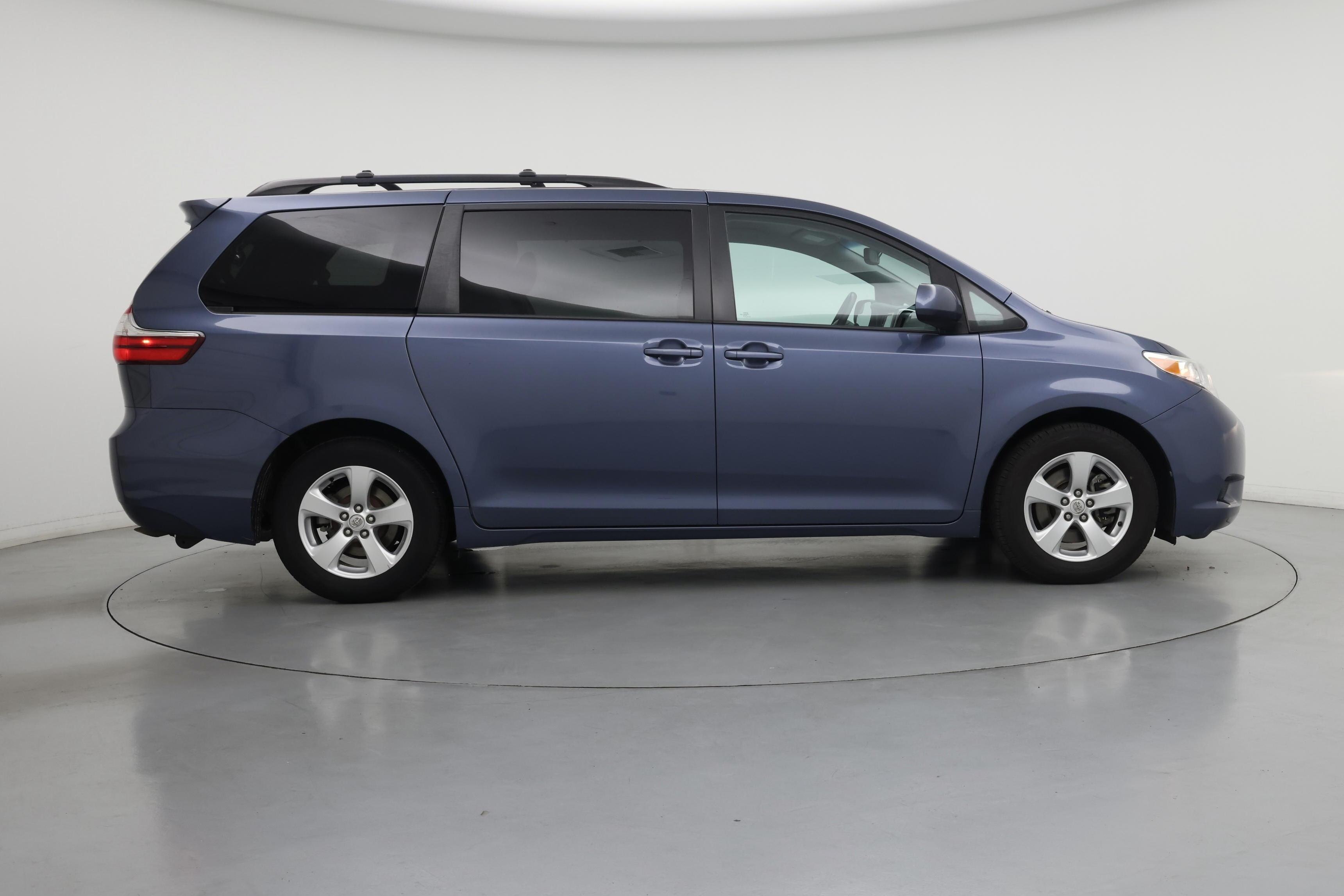 Thumbnail: 2016 Toyota Sienna - 7