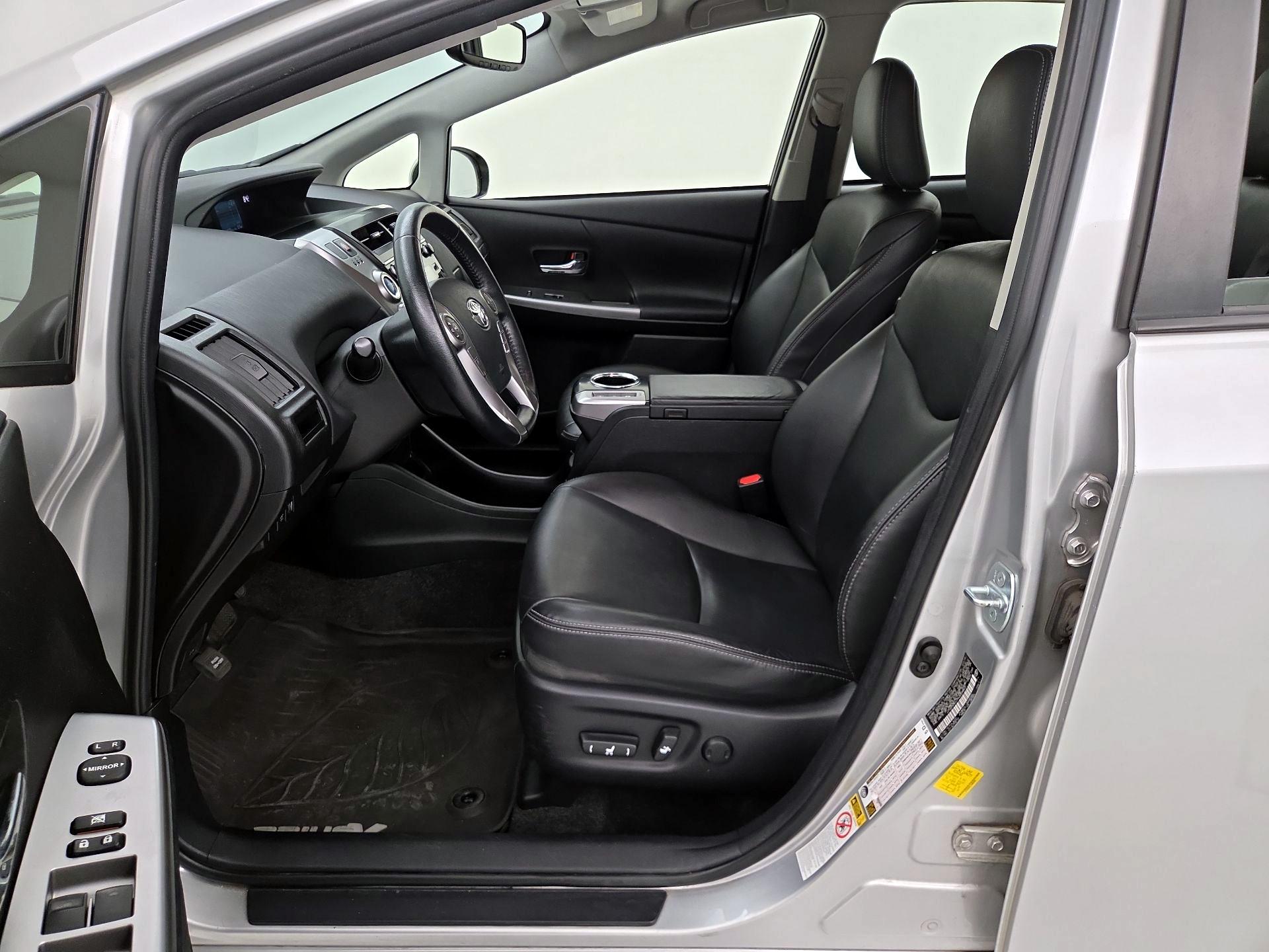 Thumbnail: 2017 Toyota Prius v - 11