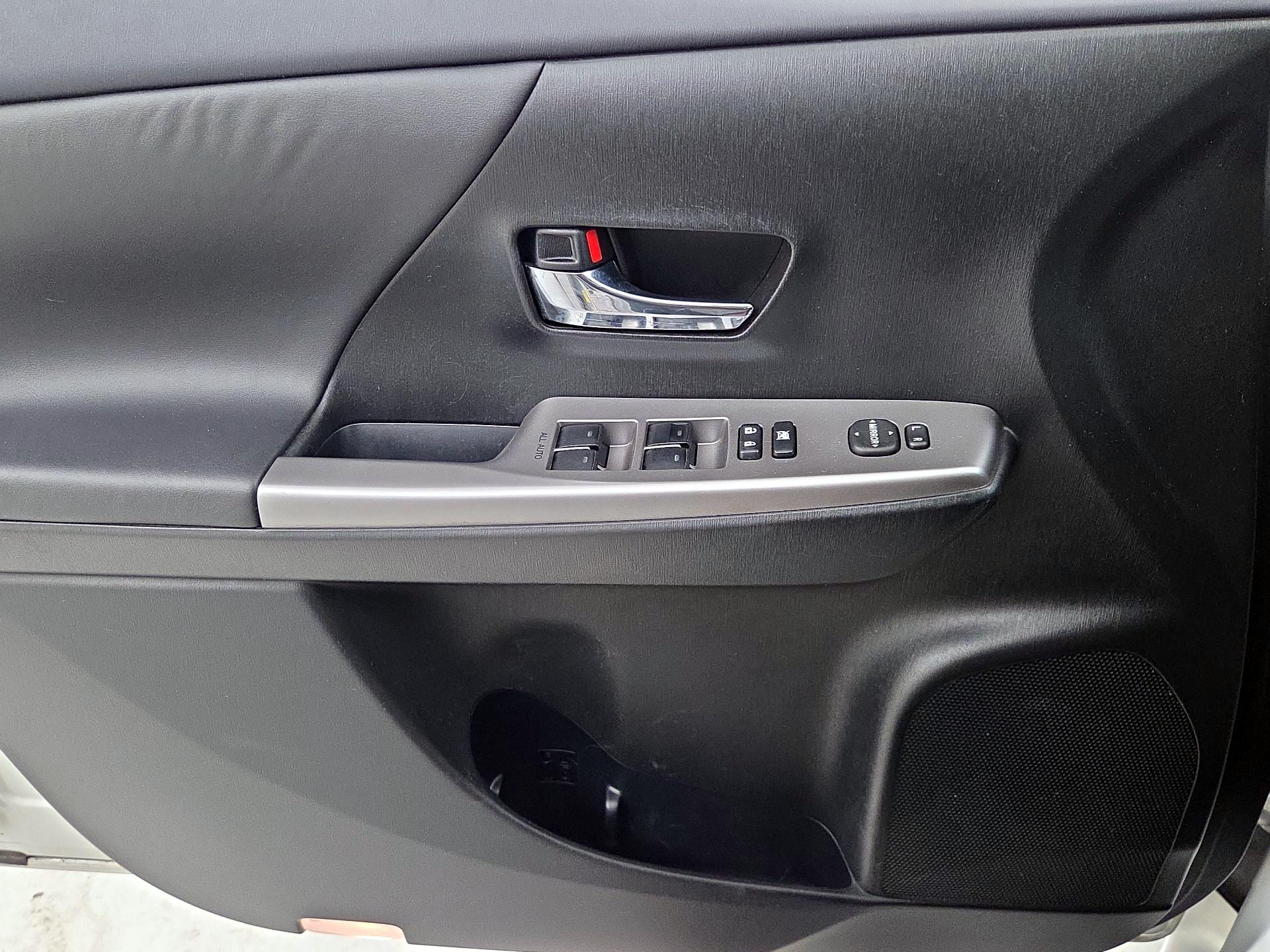 Thumbnail: 2017 Toyota Prius v - 12