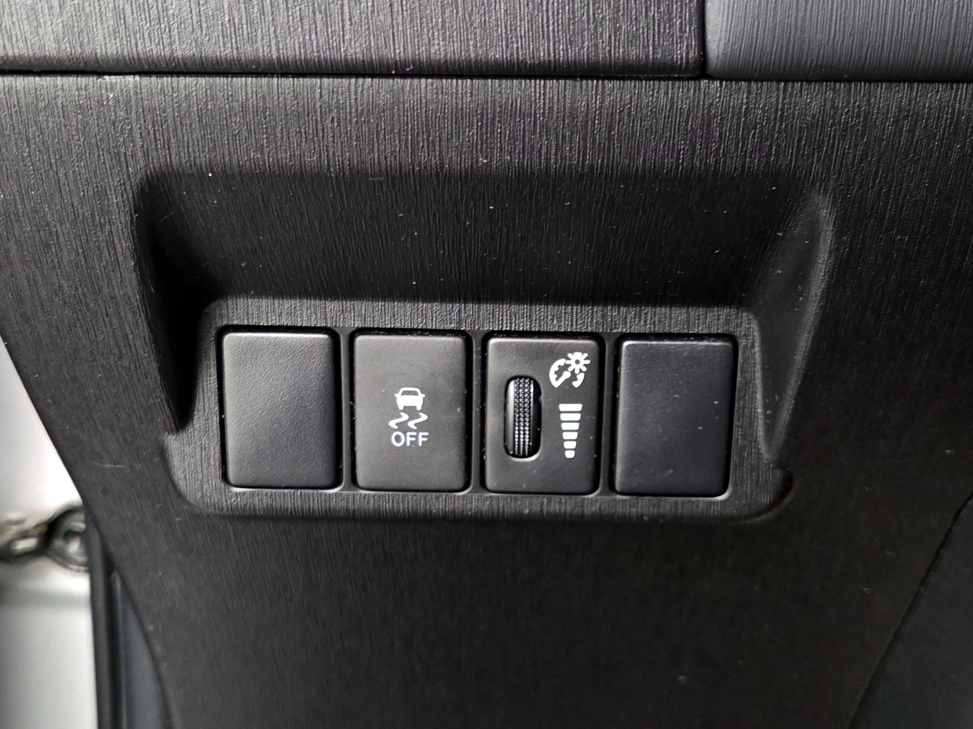 Thumbnail: 2017 Toyota Prius v - 13