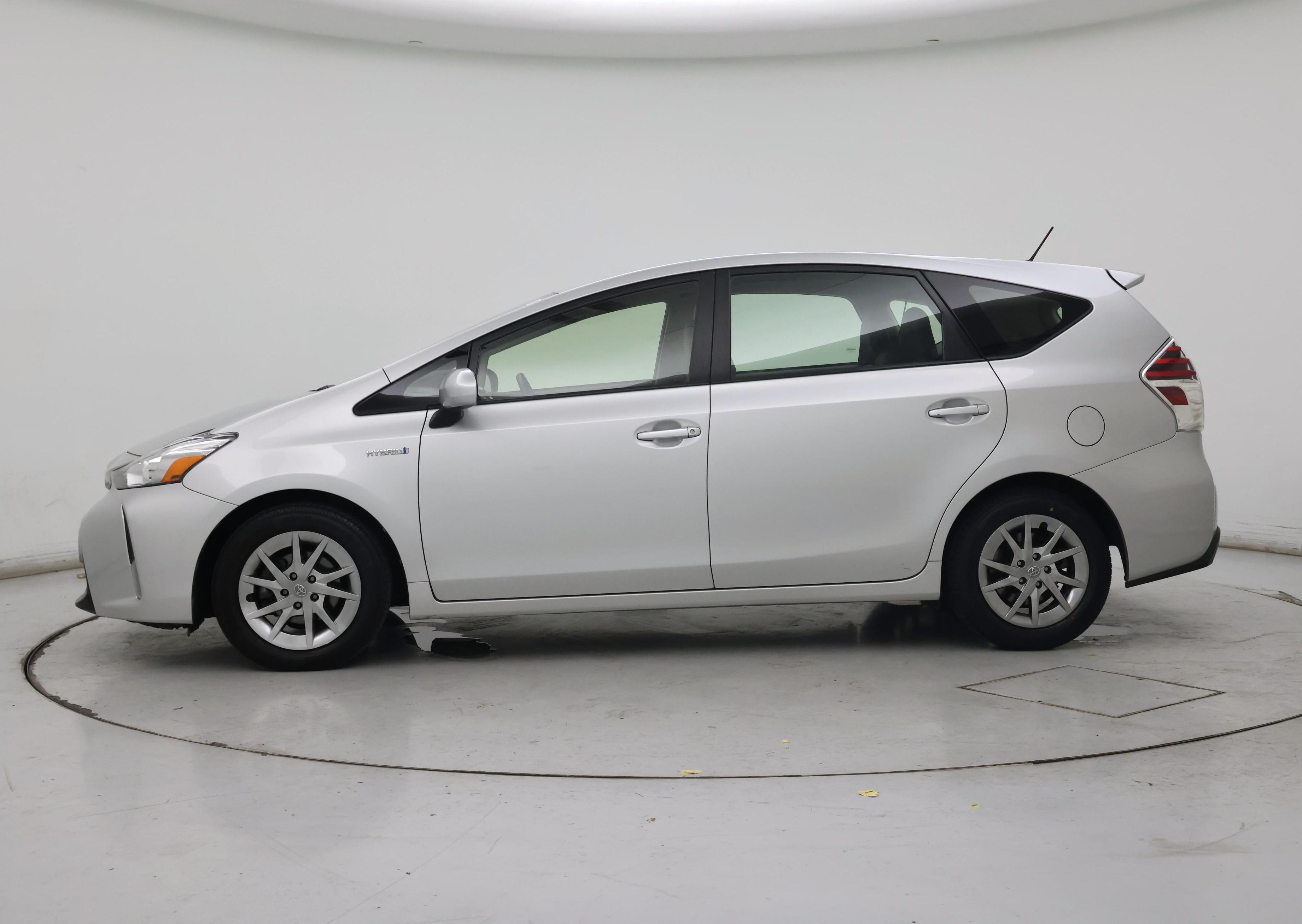 Thumbnail: 2017 Toyota Prius v - 3