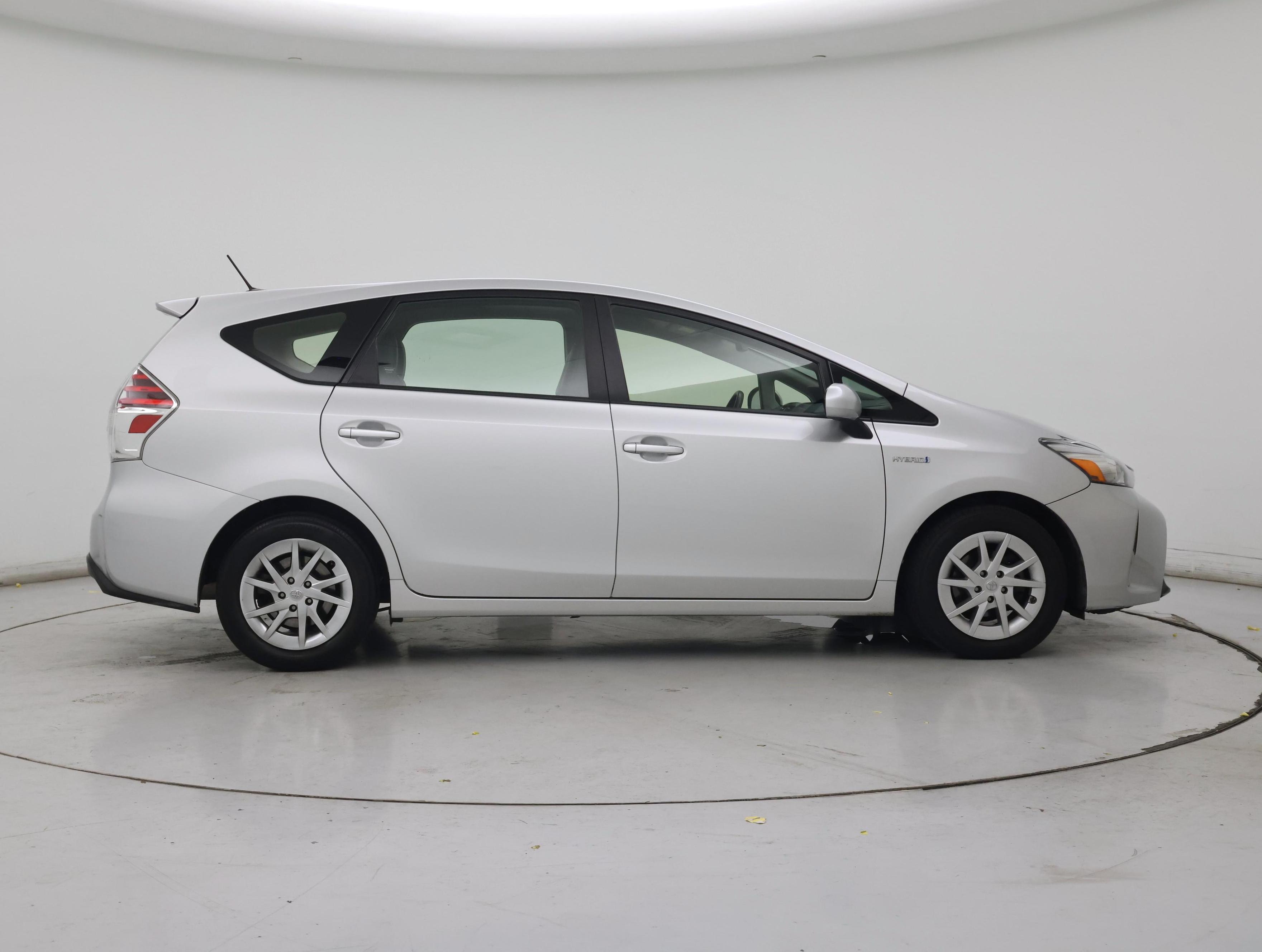 Thumbnail: 2017 Toyota Prius v - 7