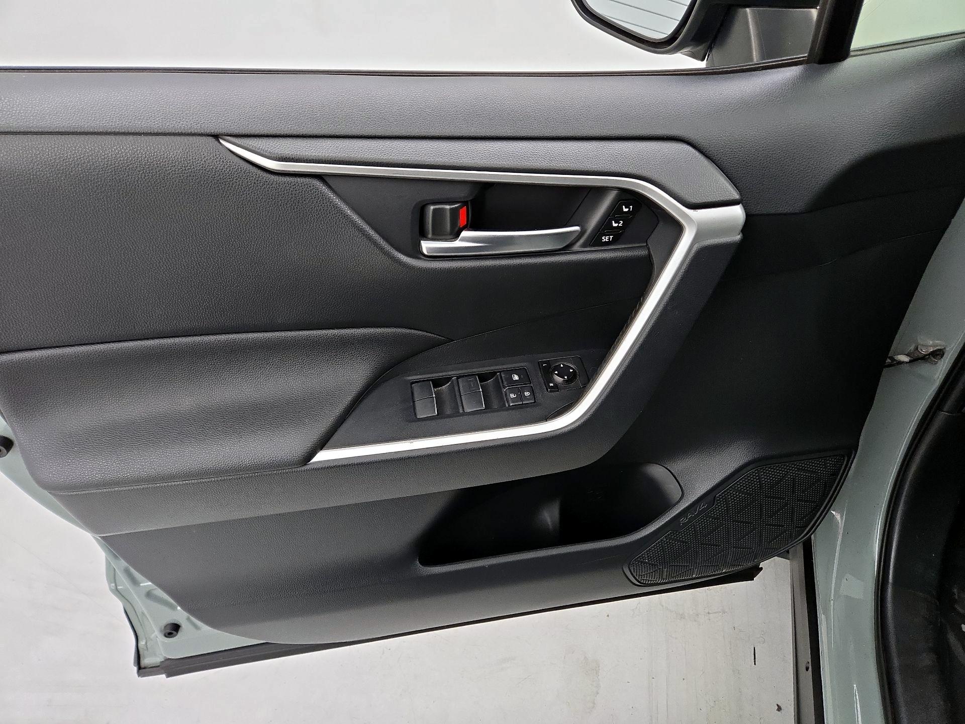 Thumbnail: 2020 Toyota RAV4 - 12