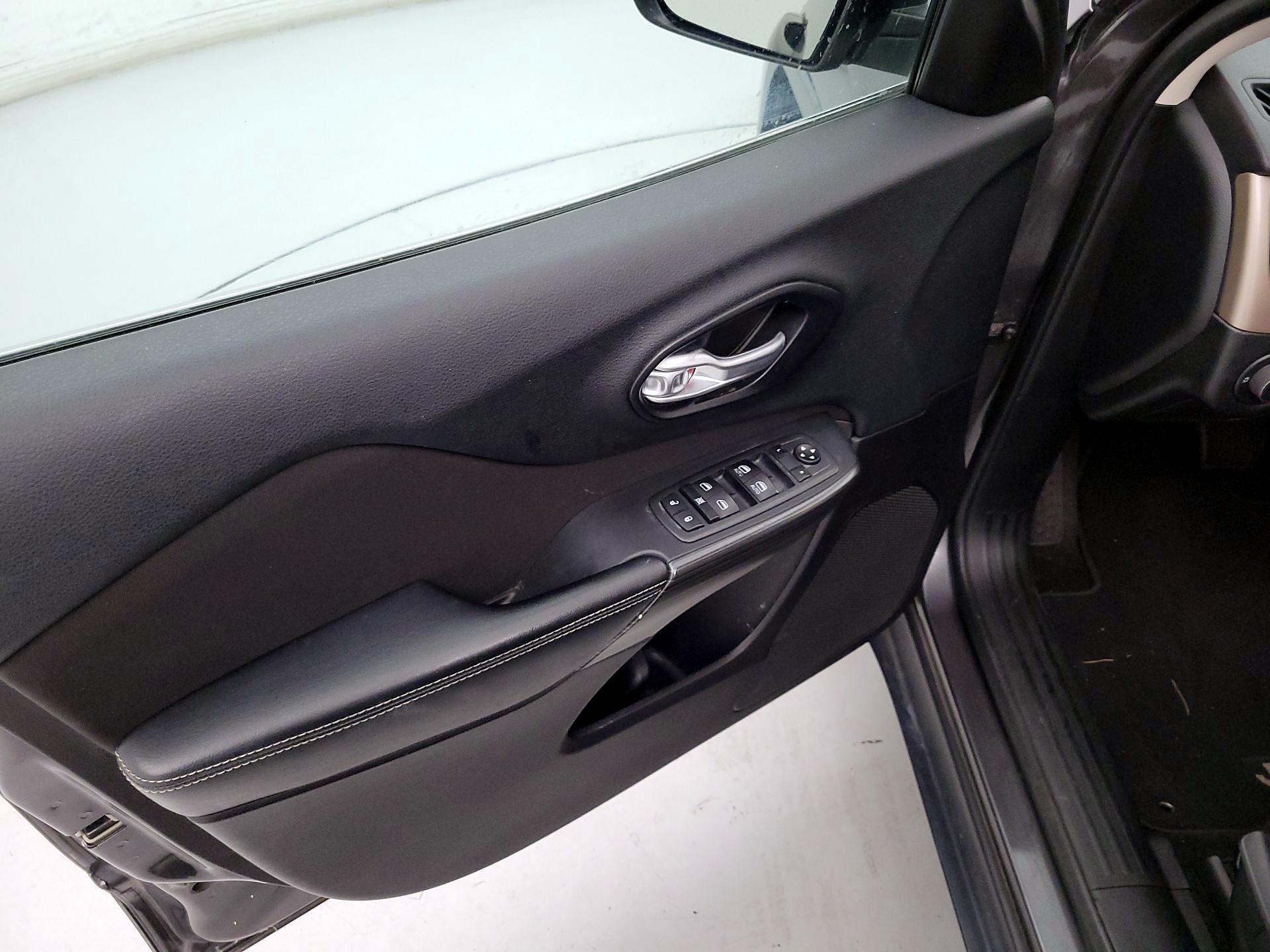 Thumbnail: 2015 Jeep Cherokee - 12
