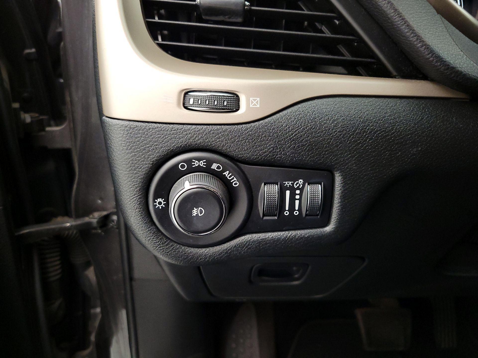Thumbnail: 2015 Jeep Cherokee - 13