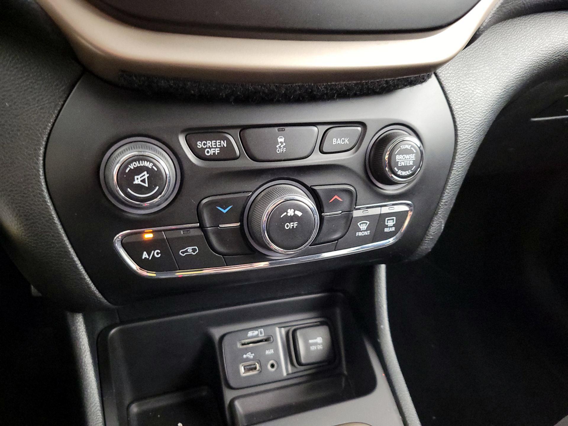 Thumbnail: 2015 Jeep Cherokee - 16