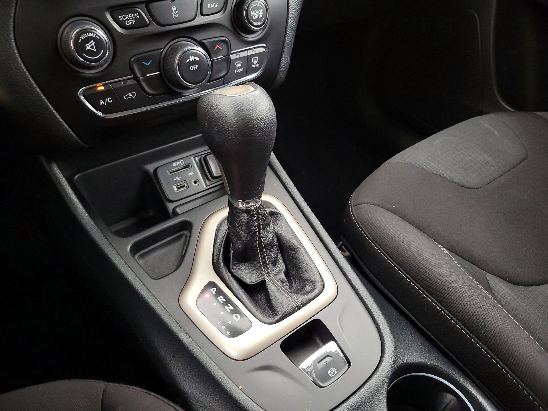 Thumbnail: 2015 Jeep Cherokee - 17
