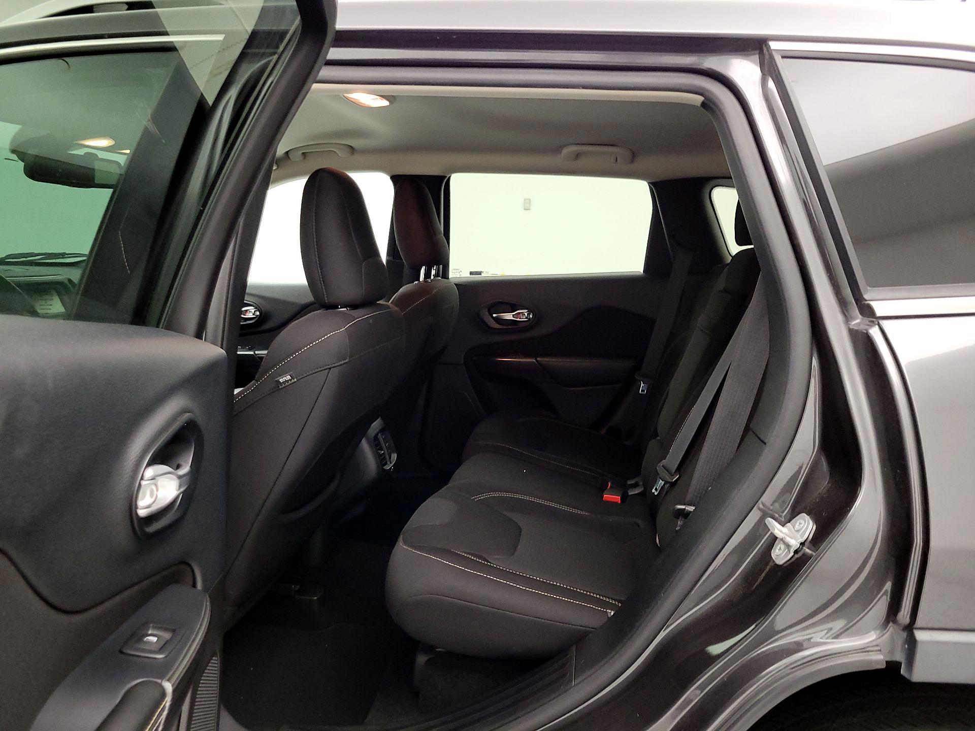 Thumbnail: 2015 Jeep Cherokee - 19