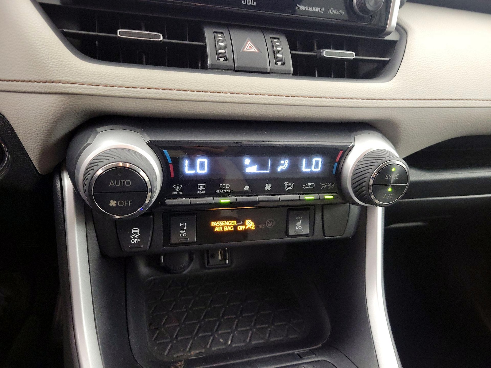 2019 Toyota RAV4 XLE Premium - Photo 17
