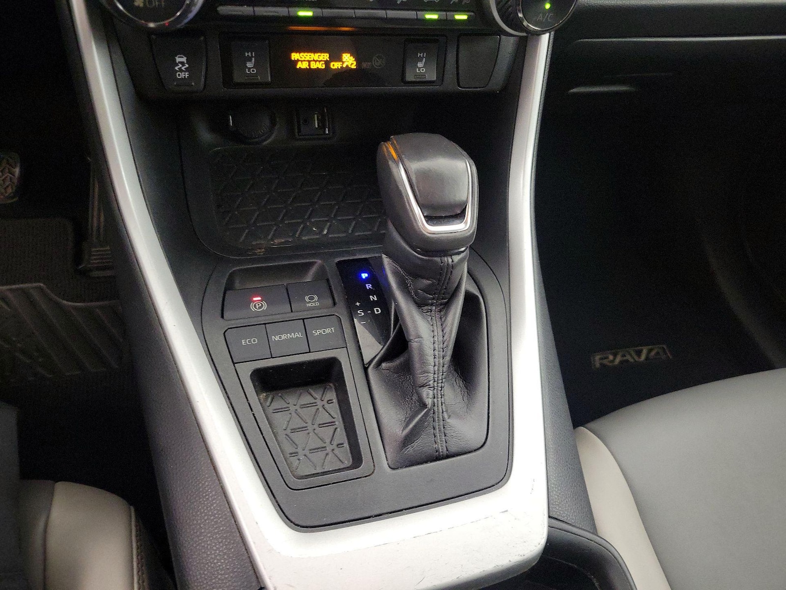 2019 Toyota RAV4 XLE Premium - Photo 18