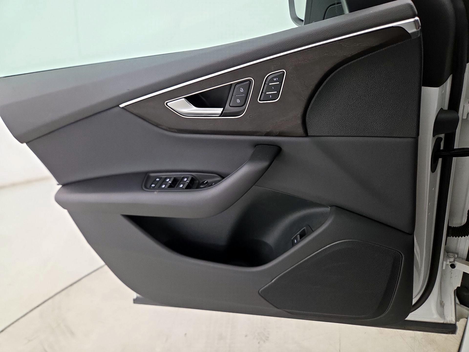 Thumbnail: 2023 Audi Q8 - 12