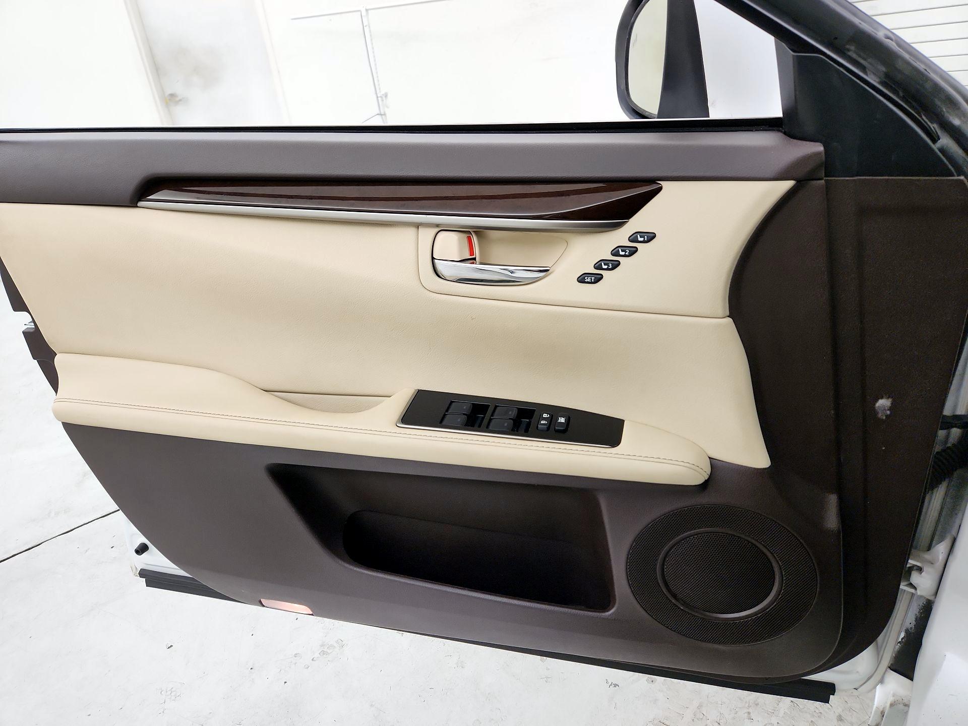Thumbnail: 2016 Lexus ES - 12