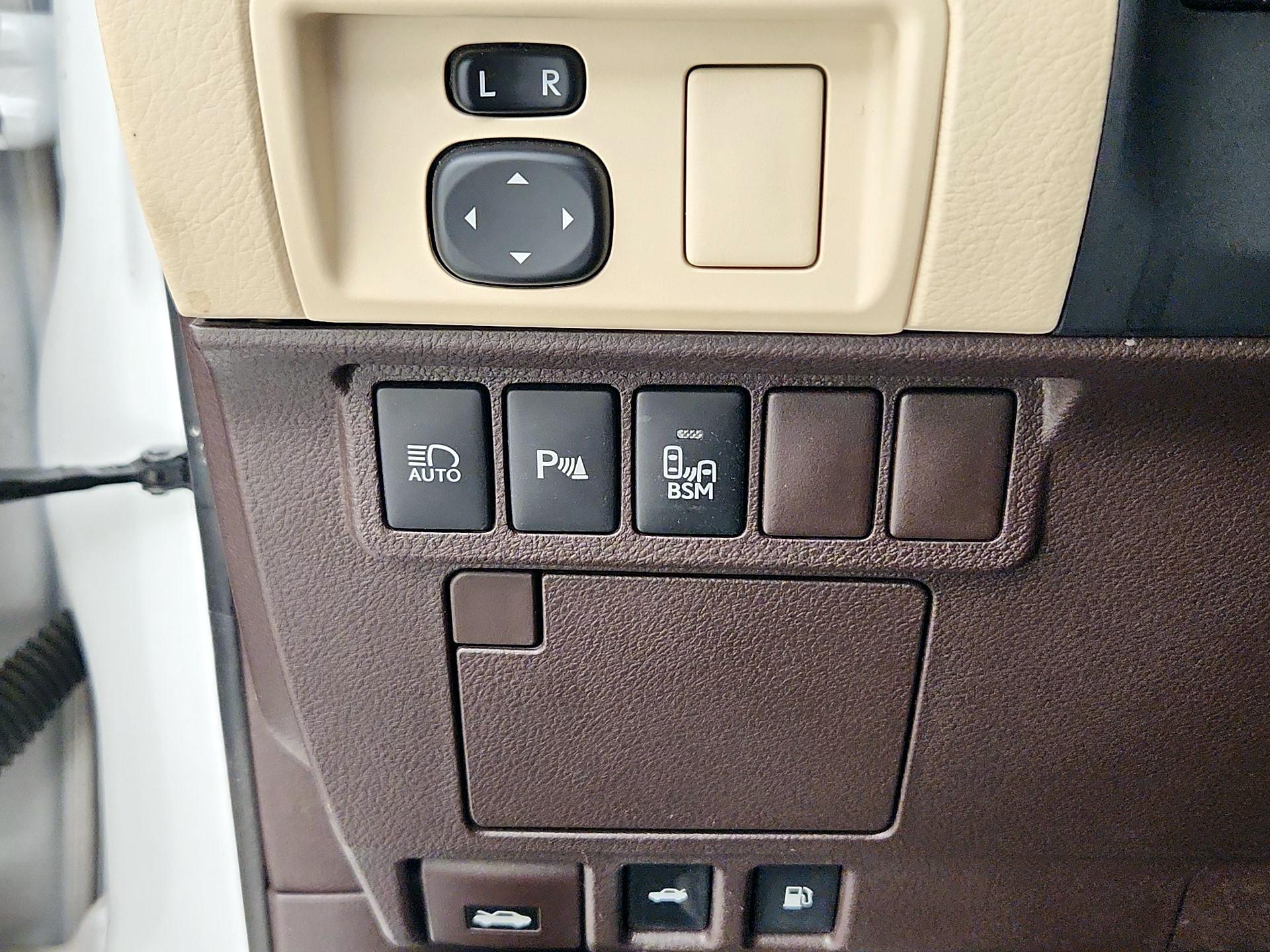 Thumbnail: 2016 Lexus ES - 13