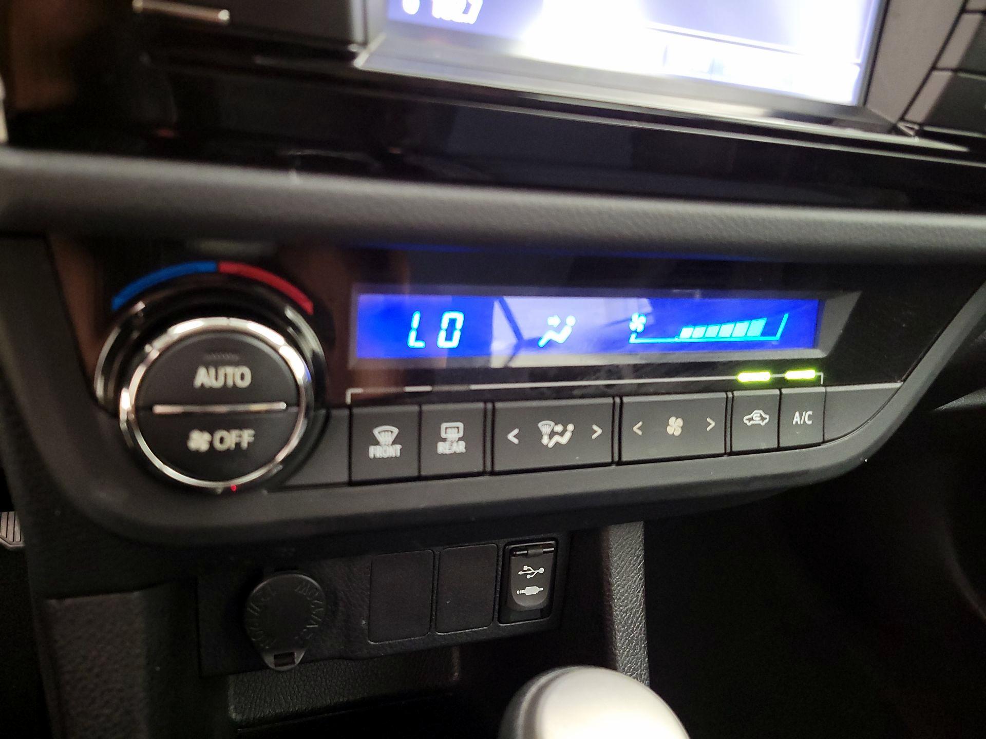 Thumbnail: 2015 Toyota Corolla - 16