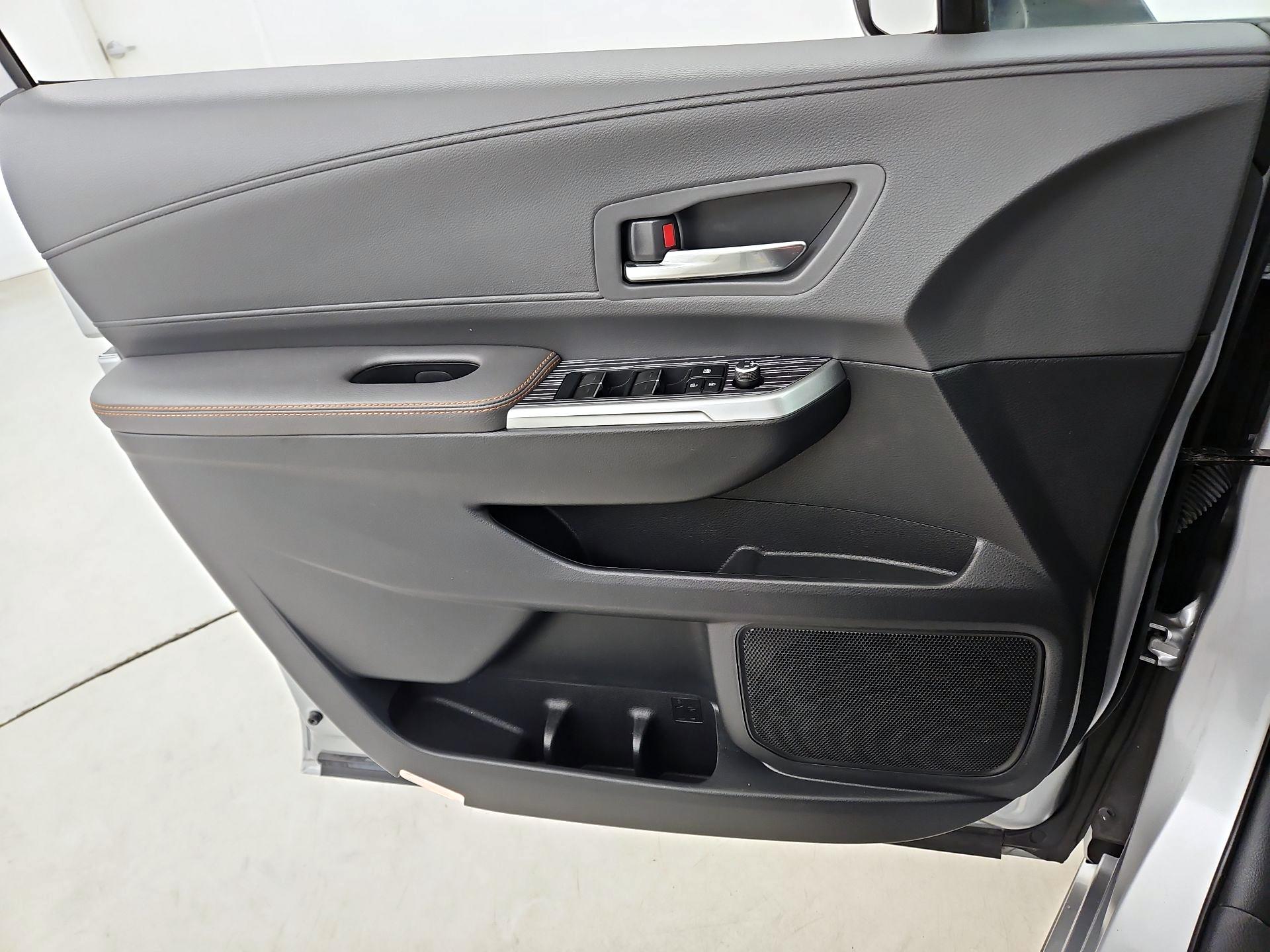 Thumbnail: 2022 Toyota Sienna - 12