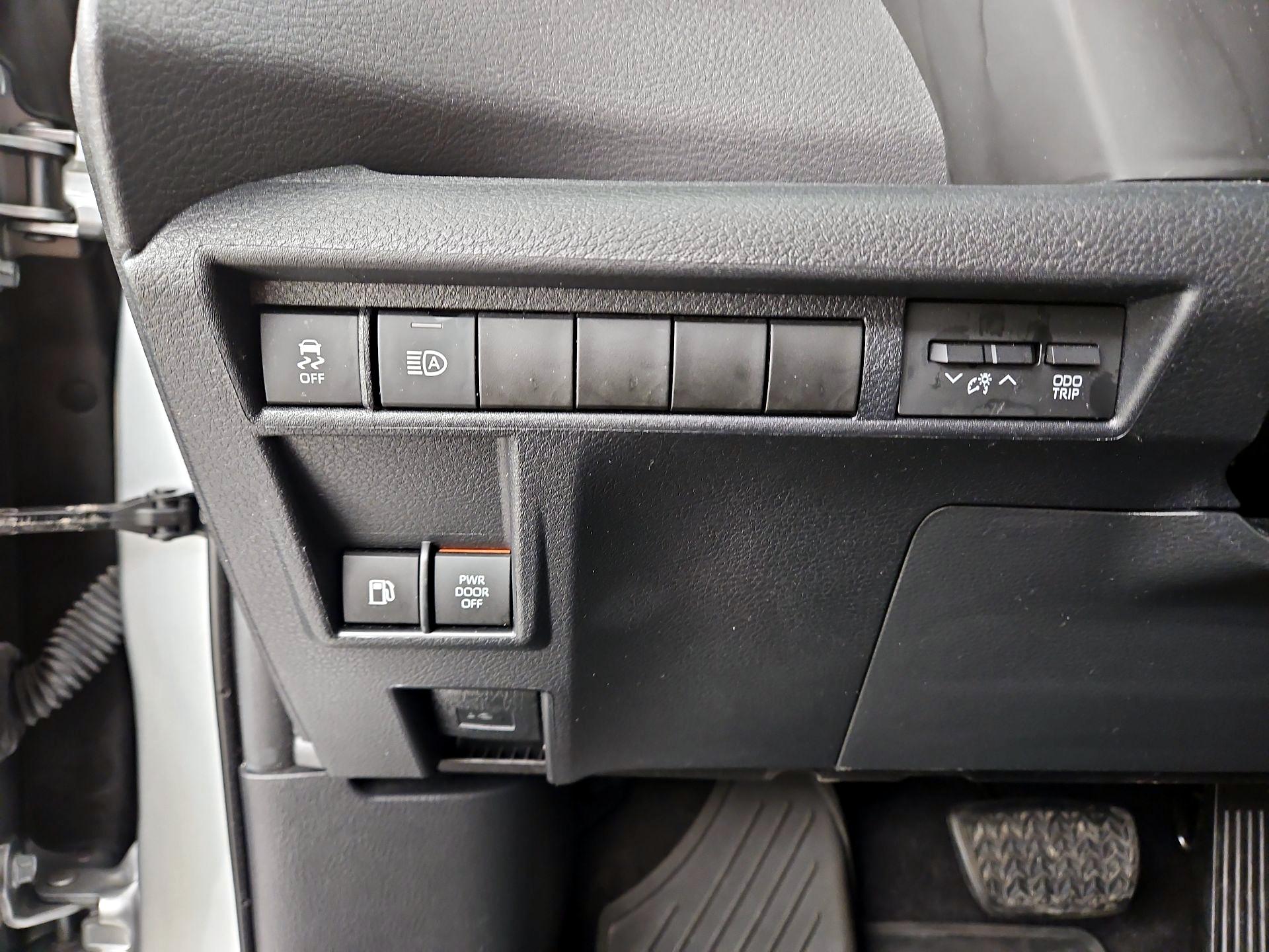 Thumbnail: 2022 Toyota Sienna - 13