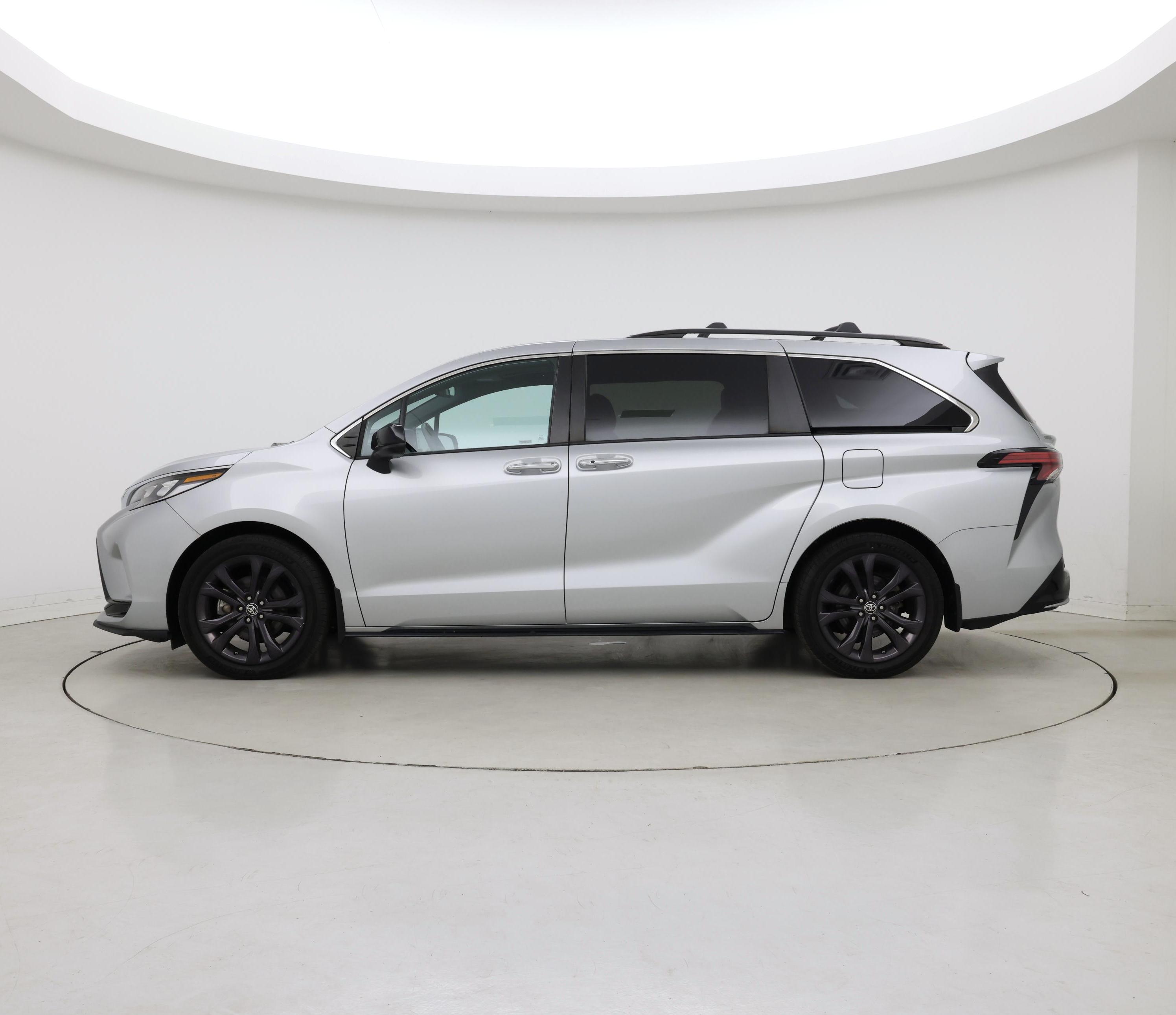 Thumbnail: 2022 Toyota Sienna - 3