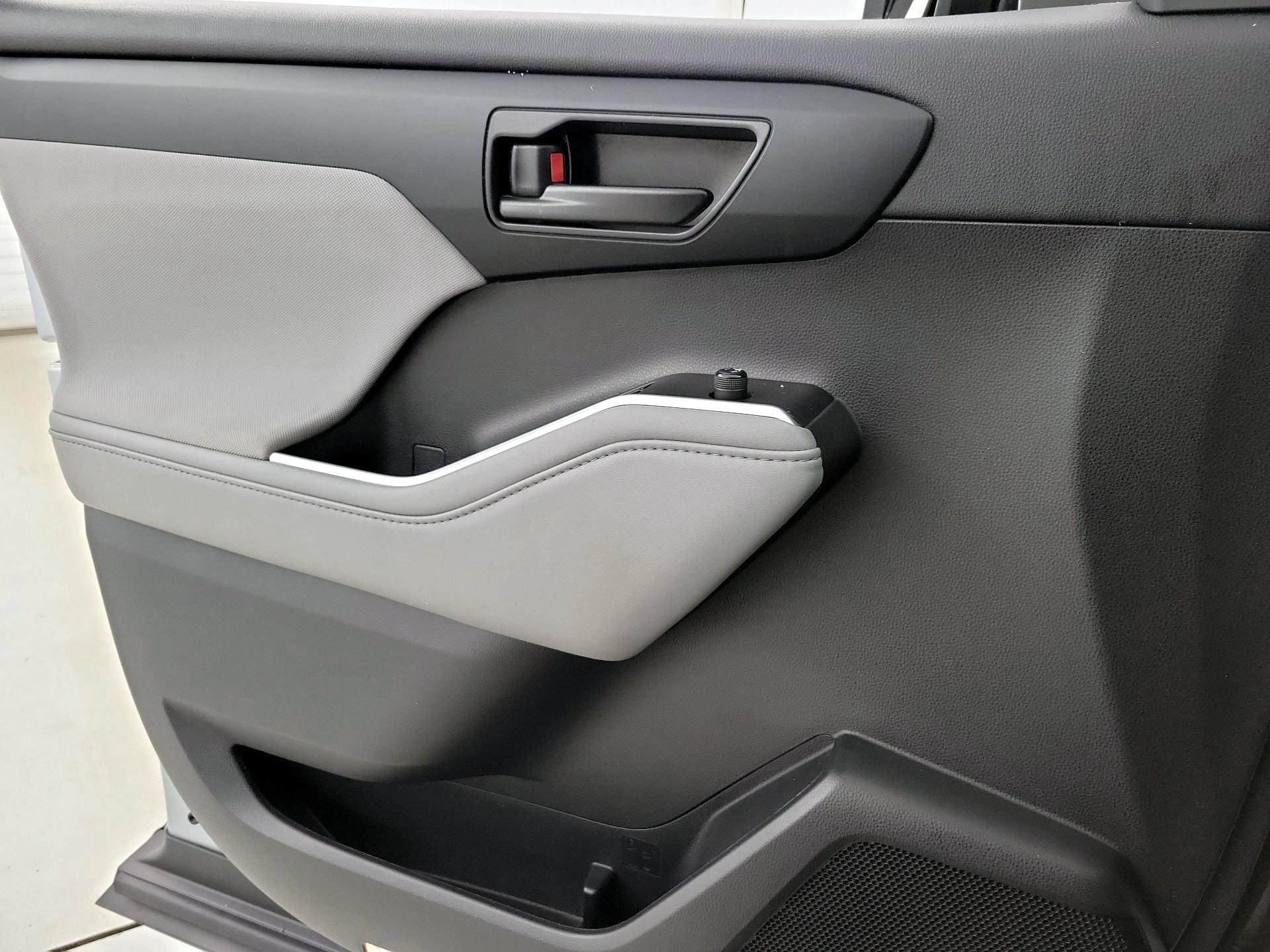 Thumbnail: 2020 Toyota Highlander - 12
