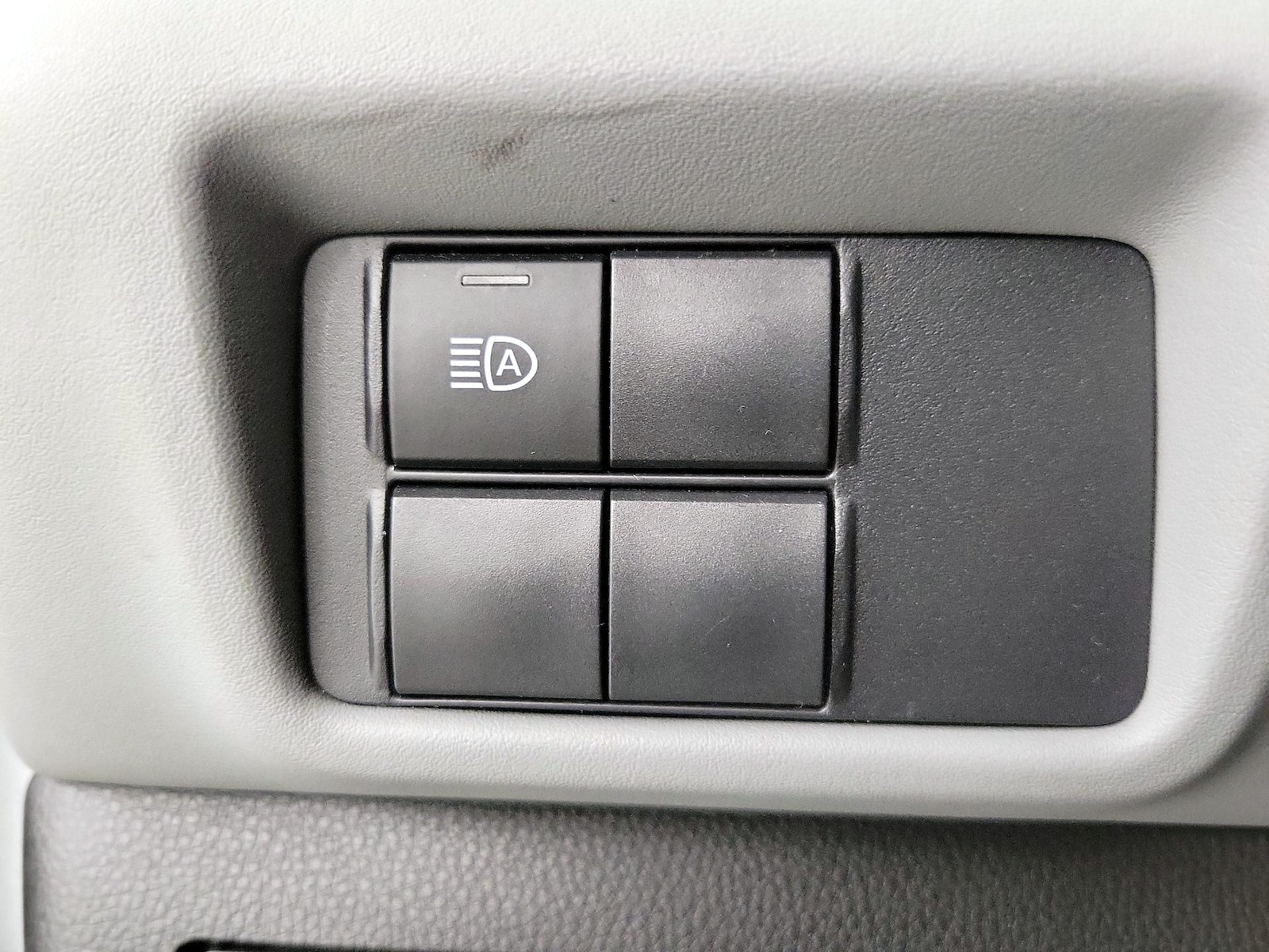 2020 Toyota Highlander L - Photo 14