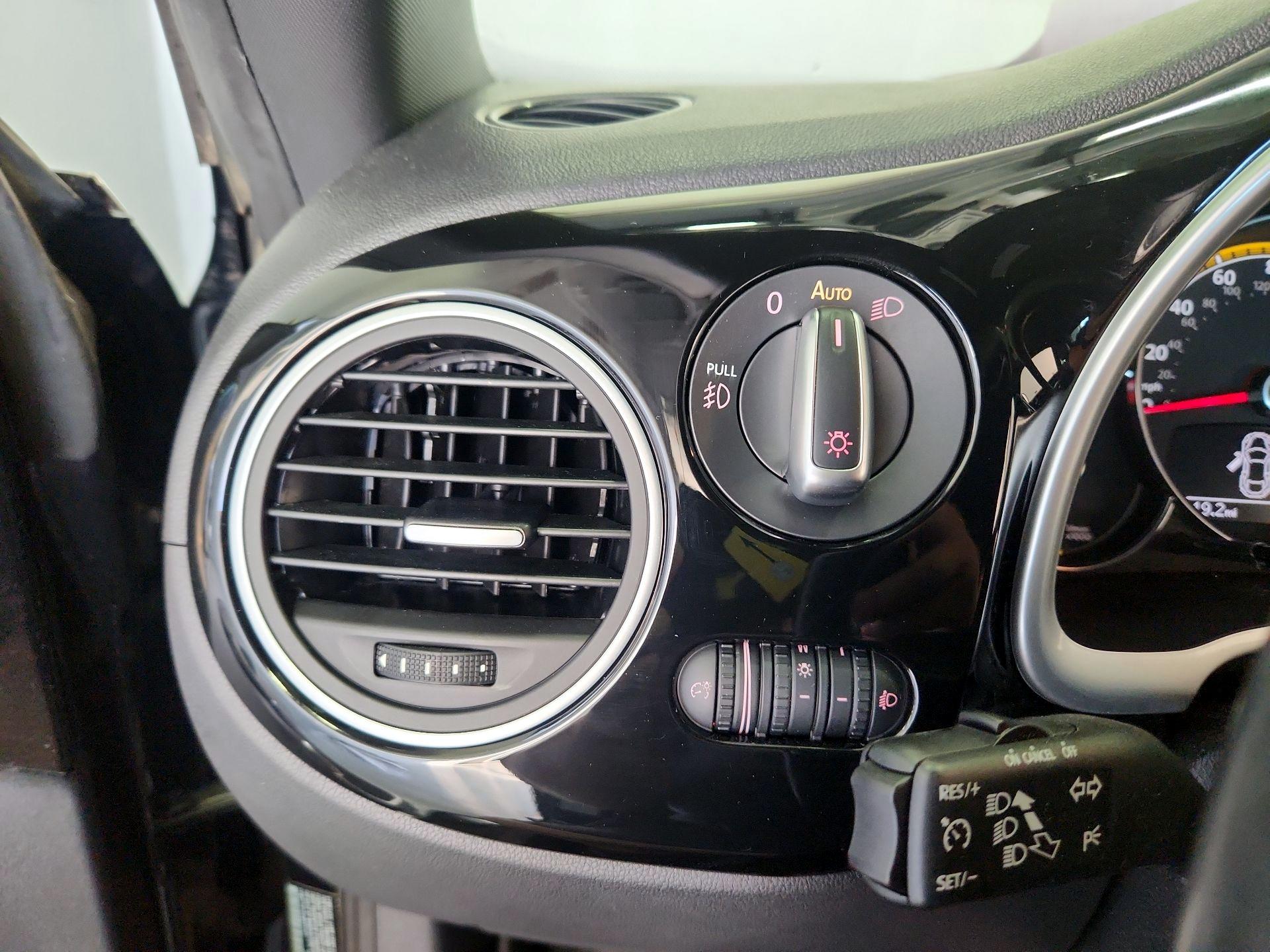 Thumbnail: 2017 Volkswagen Beetle - 13