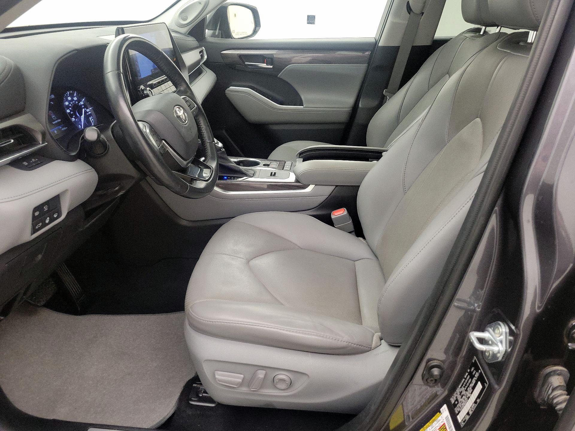 Thumbnail: 2021 Toyota Highlander - 11