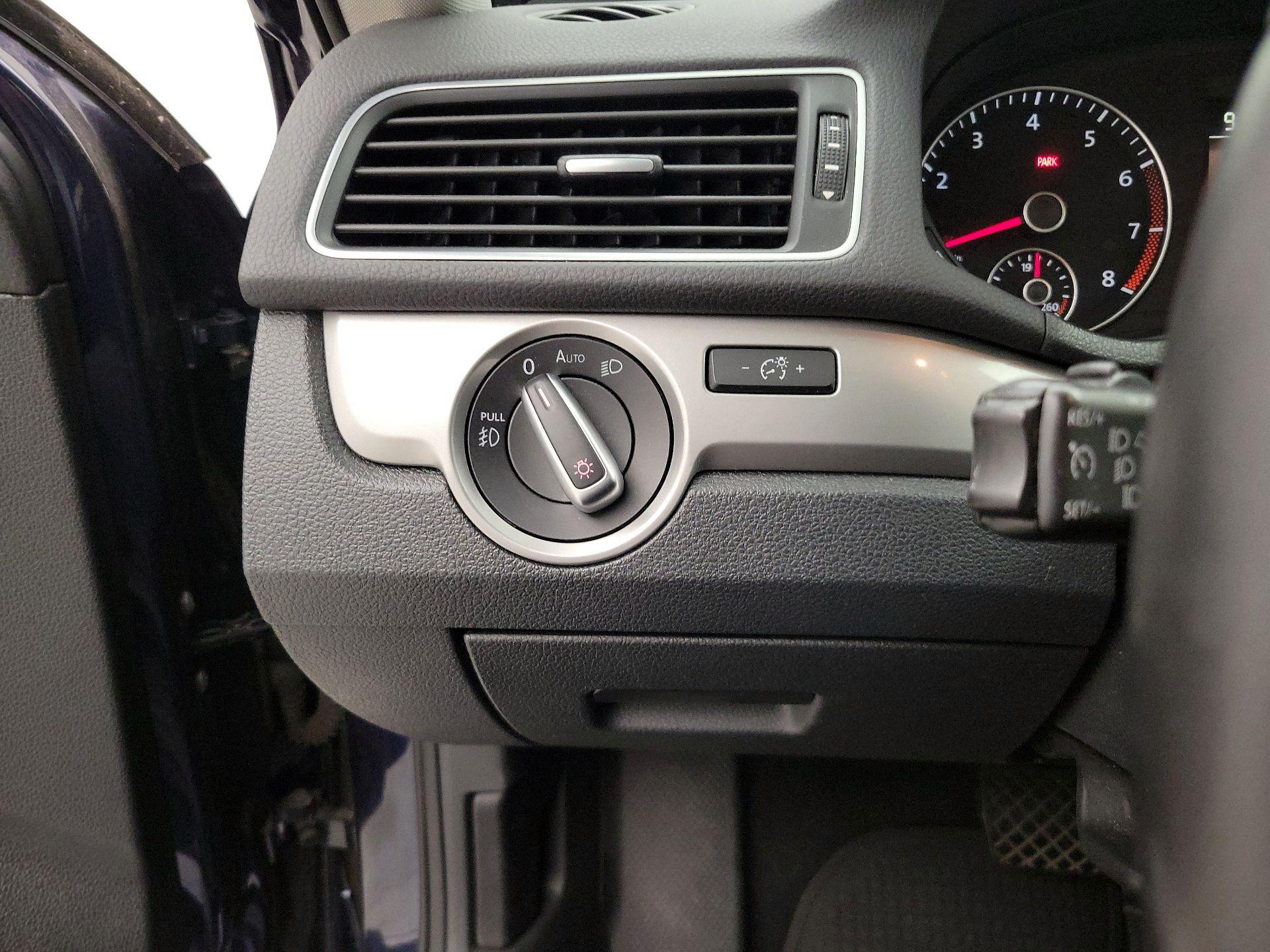 Thumbnail: 2015 Volkswagen Passat - 13