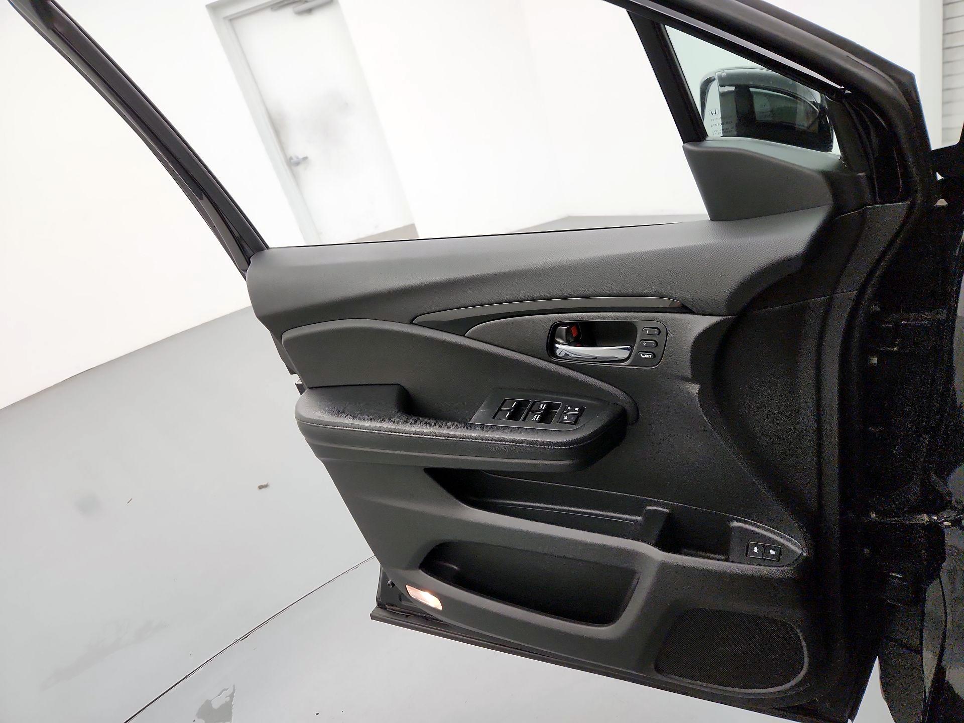 Thumbnail: 2016 Honda Pilot - 12