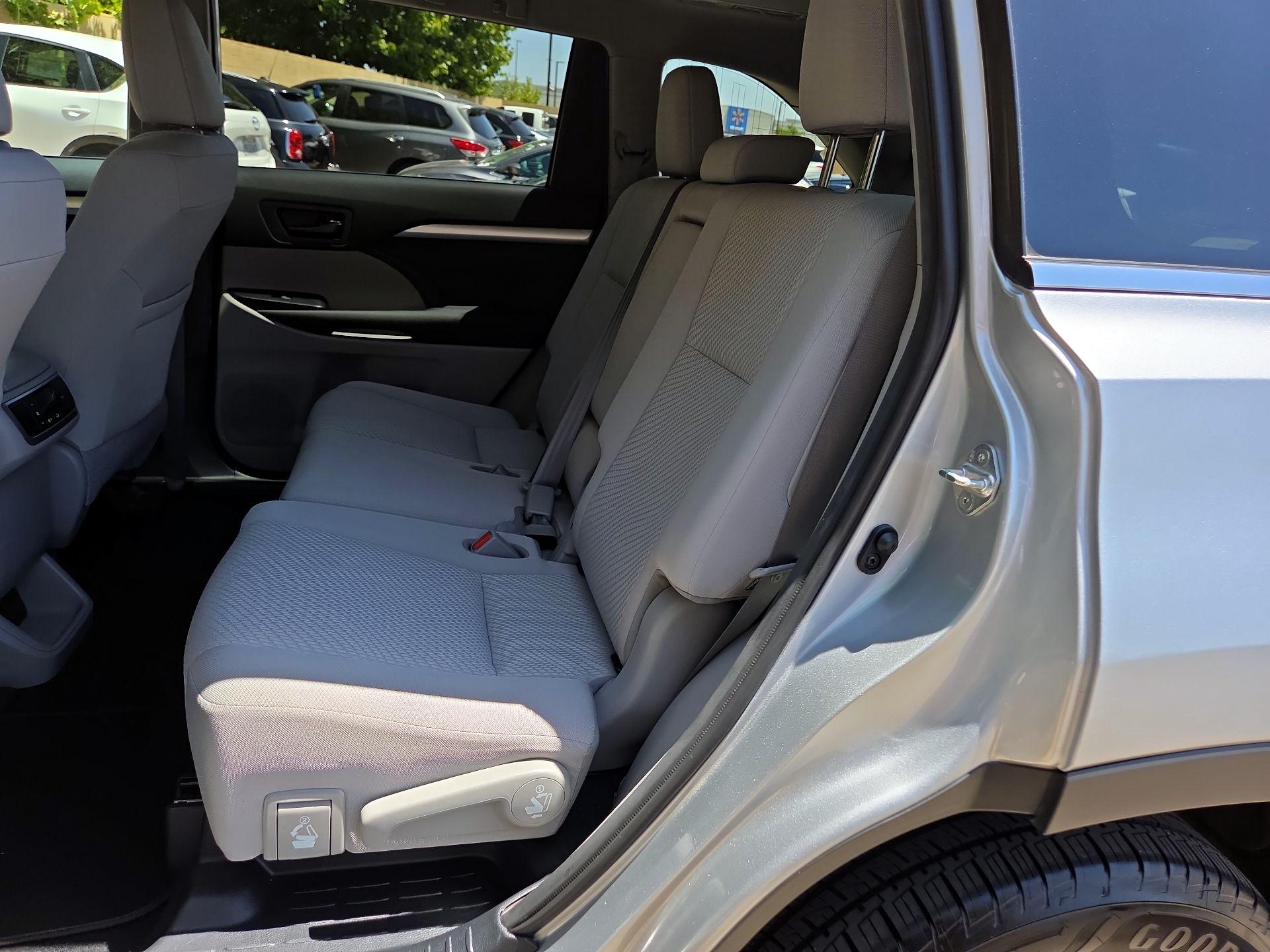Thumbnail: 2019 Toyota Highlander - 17