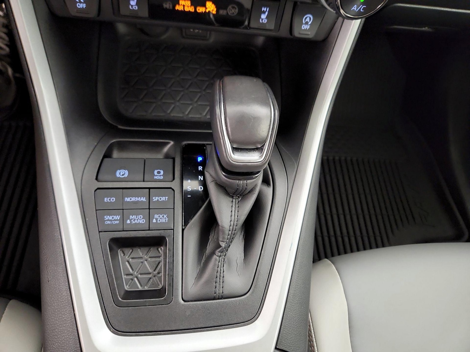 2025 Toyota RAV4 XLE Premium - Photo 18