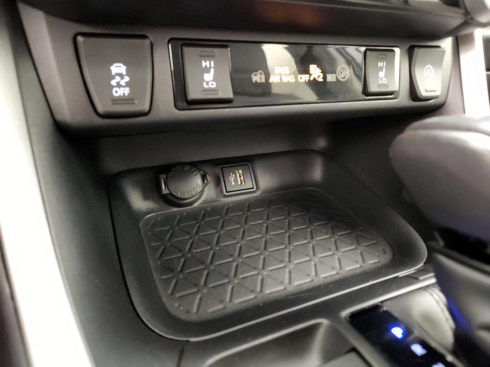 2025 Toyota RAV4 XLE Premium - Photo 19