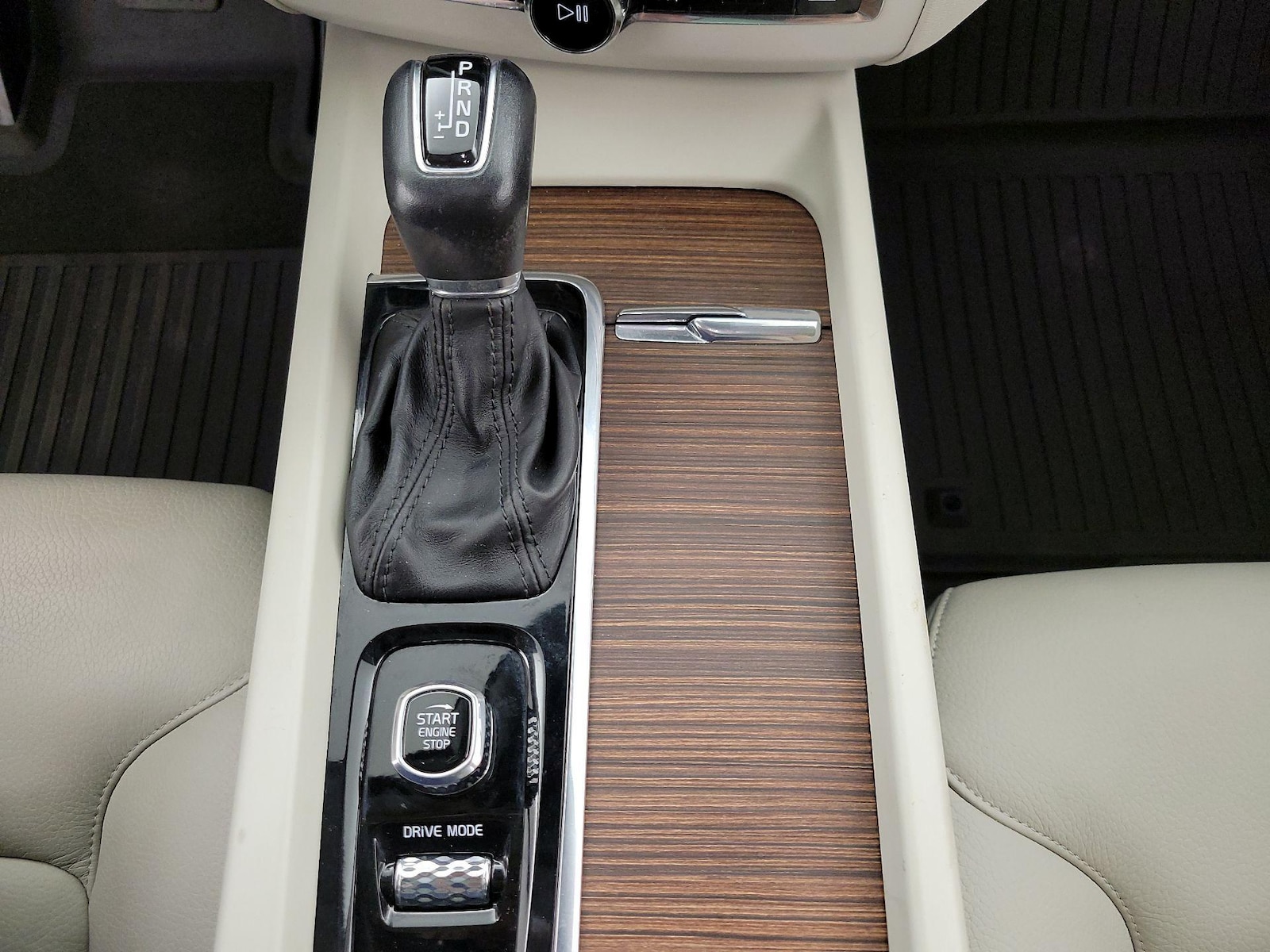 2021 Volvo XC60 Momentum - Photo 19