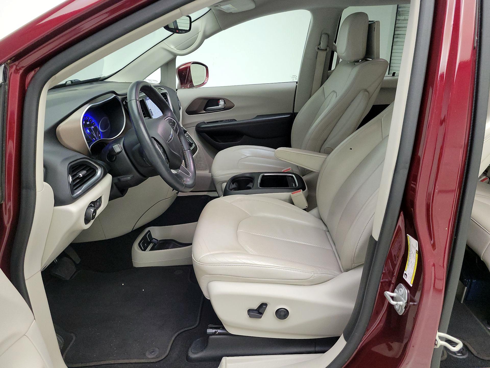 Thumbnail: 2018 Chrysler Pacifica - 11