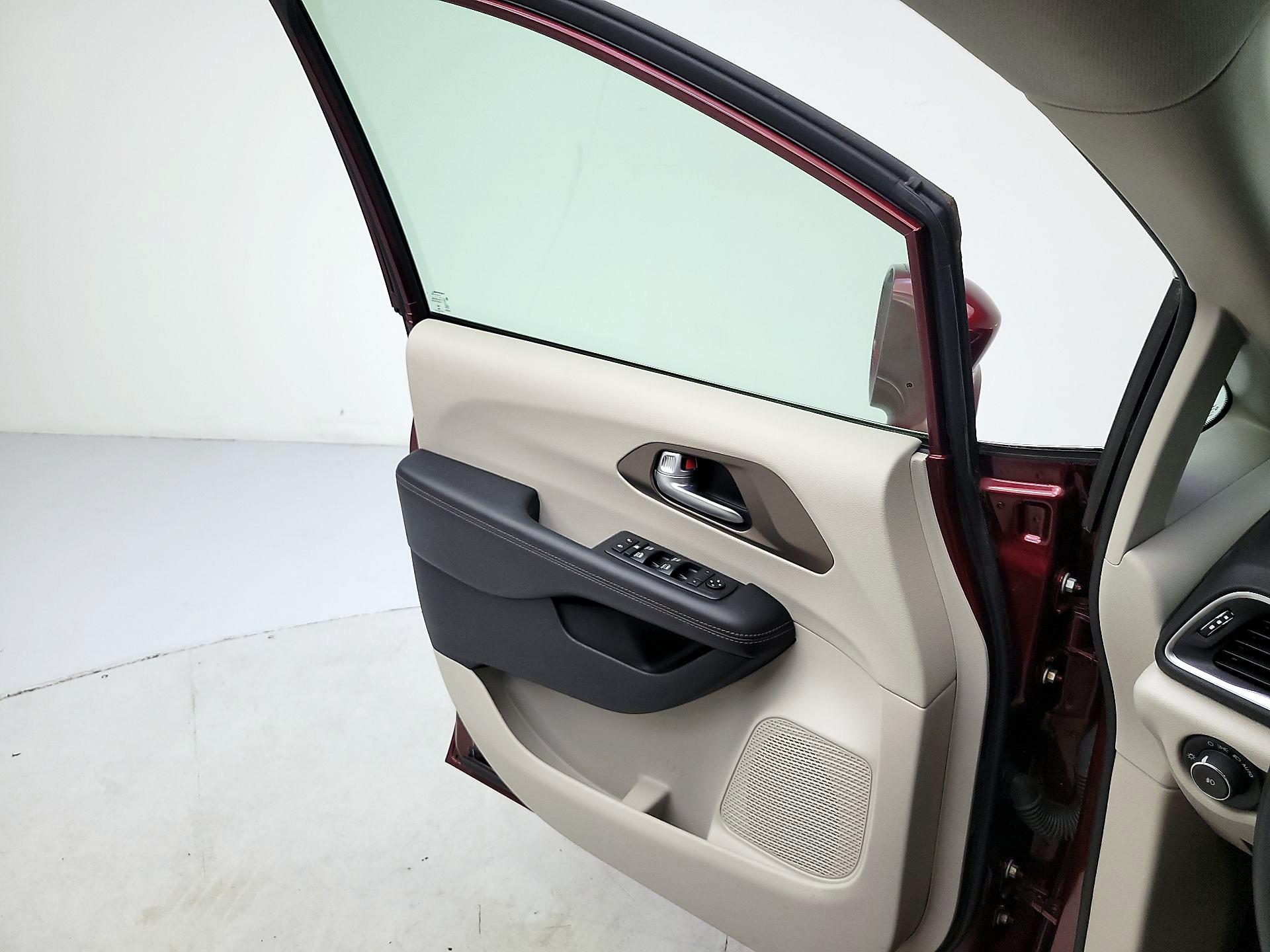 Thumbnail: 2018 Chrysler Pacifica - 12