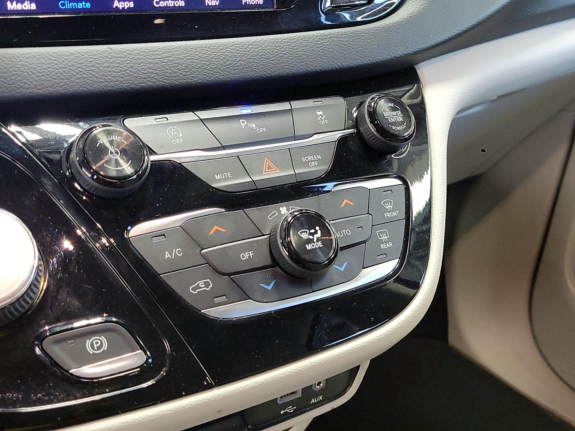 Thumbnail: 2018 Chrysler Pacifica - 17