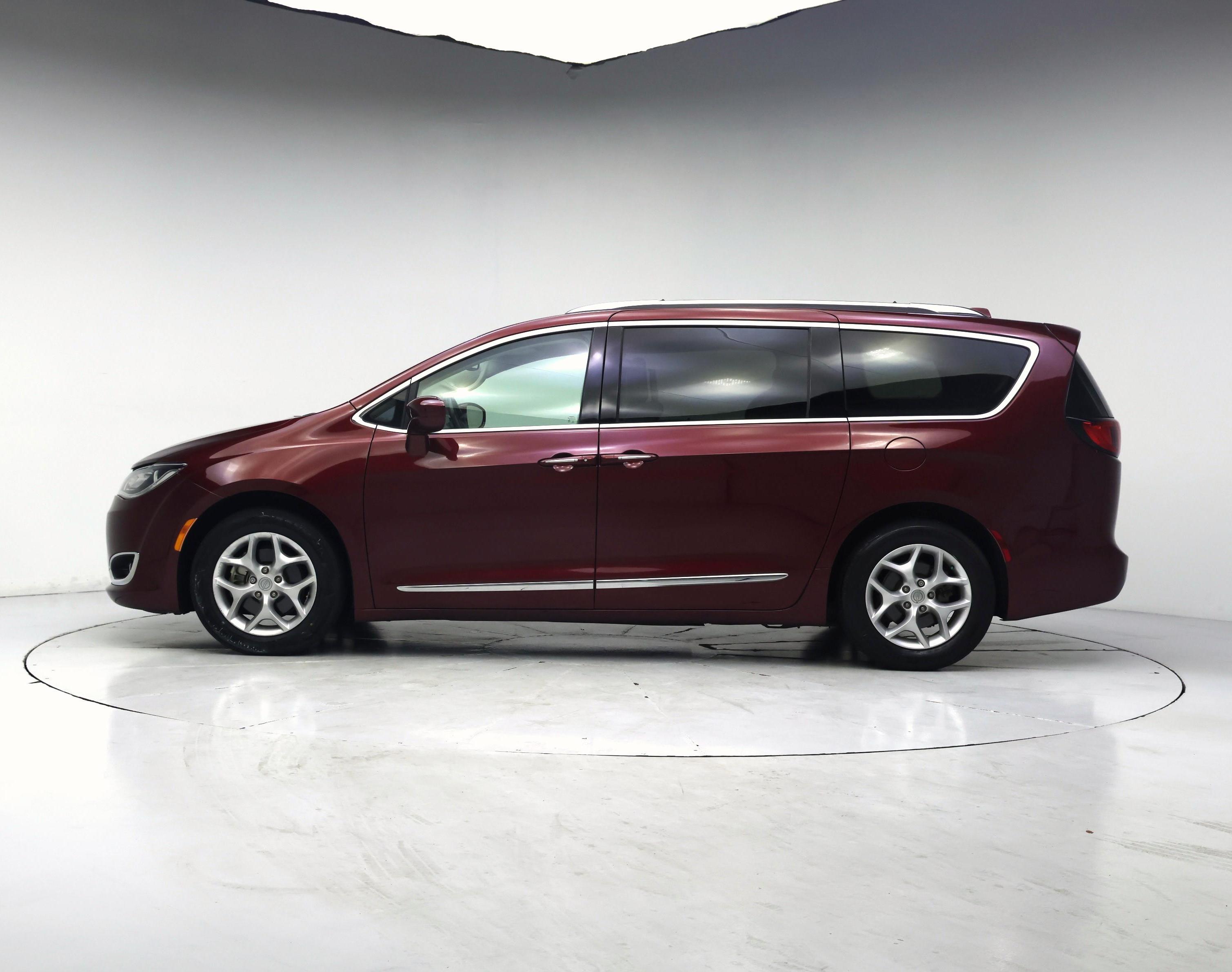 Thumbnail: 2018 Chrysler Pacifica - 3