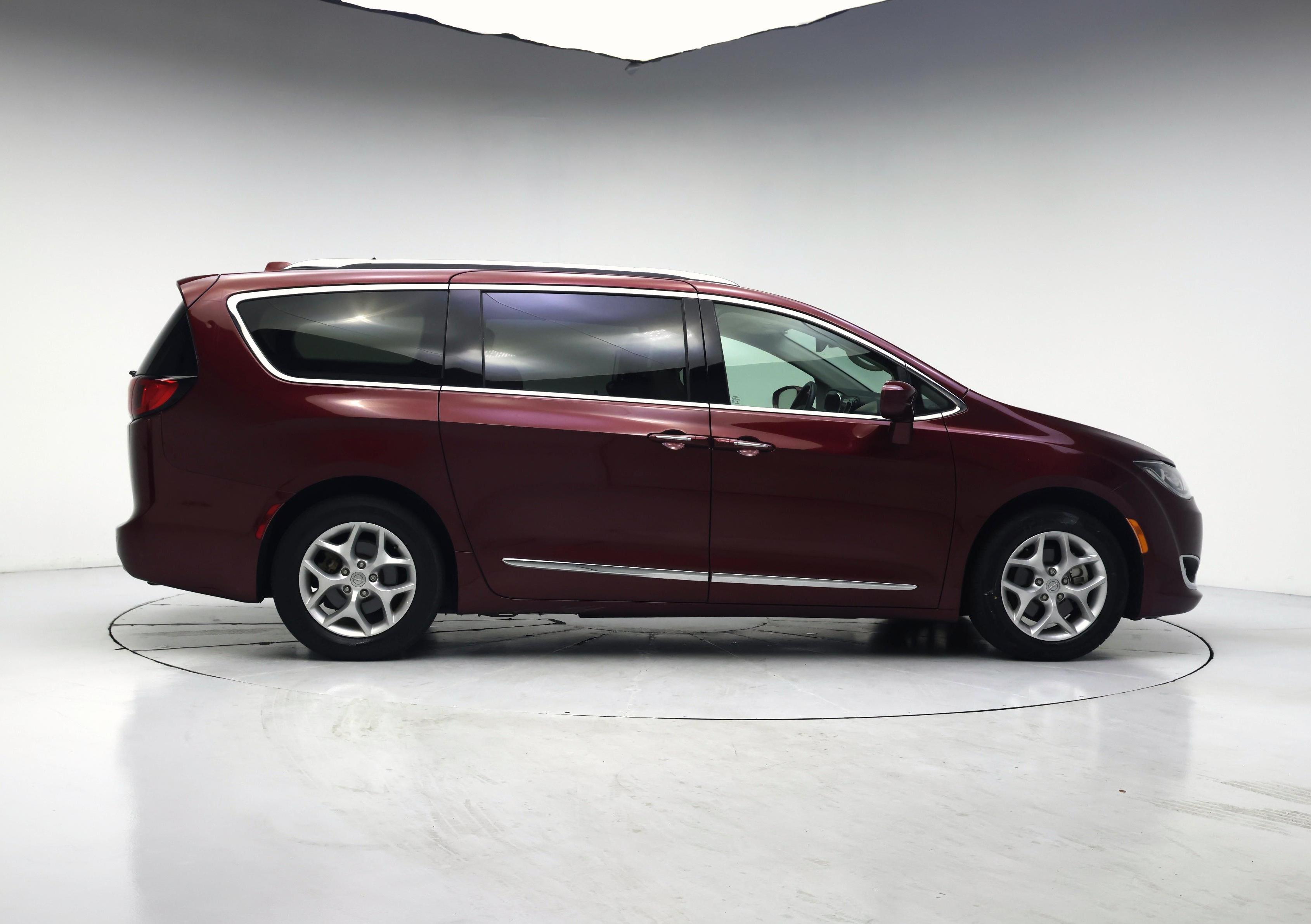 Thumbnail: 2018 Chrysler Pacifica - 7