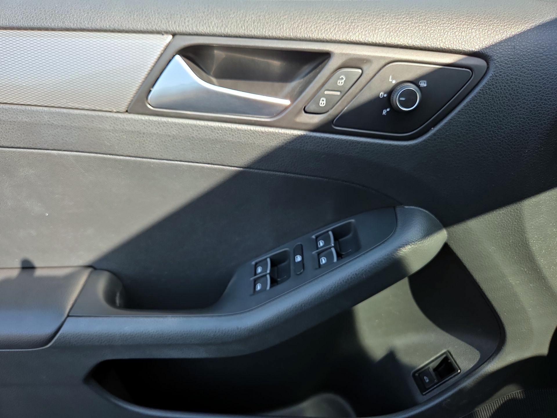 Thumbnail: 2015 Volkswagen Jetta - 10