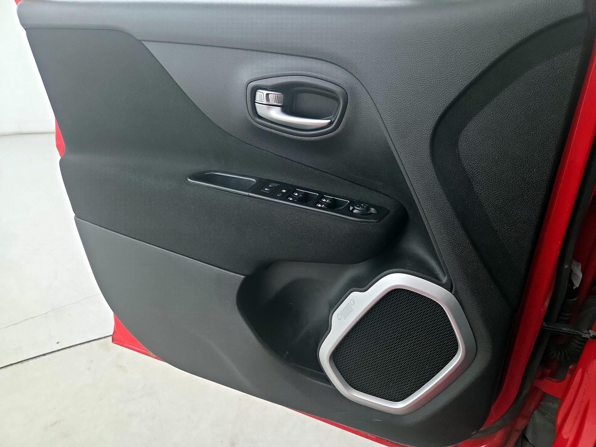 Thumbnail: 2018 Jeep Renegade - 12
