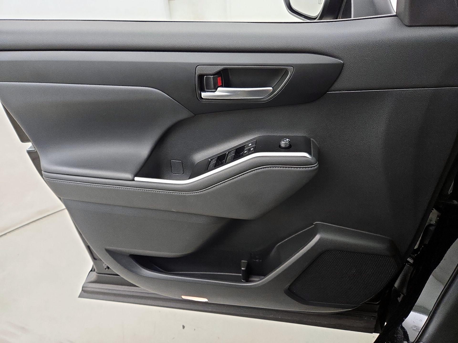 Thumbnail: 2026 Toyota Highlander - 12
