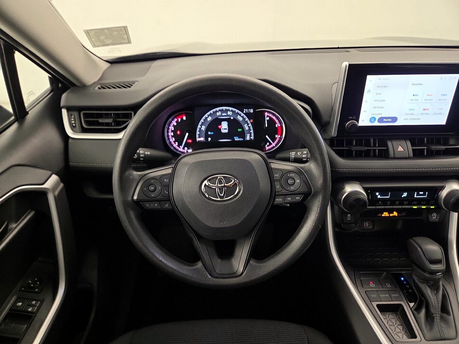2024 Toyota RAV4 LE - Photo 11