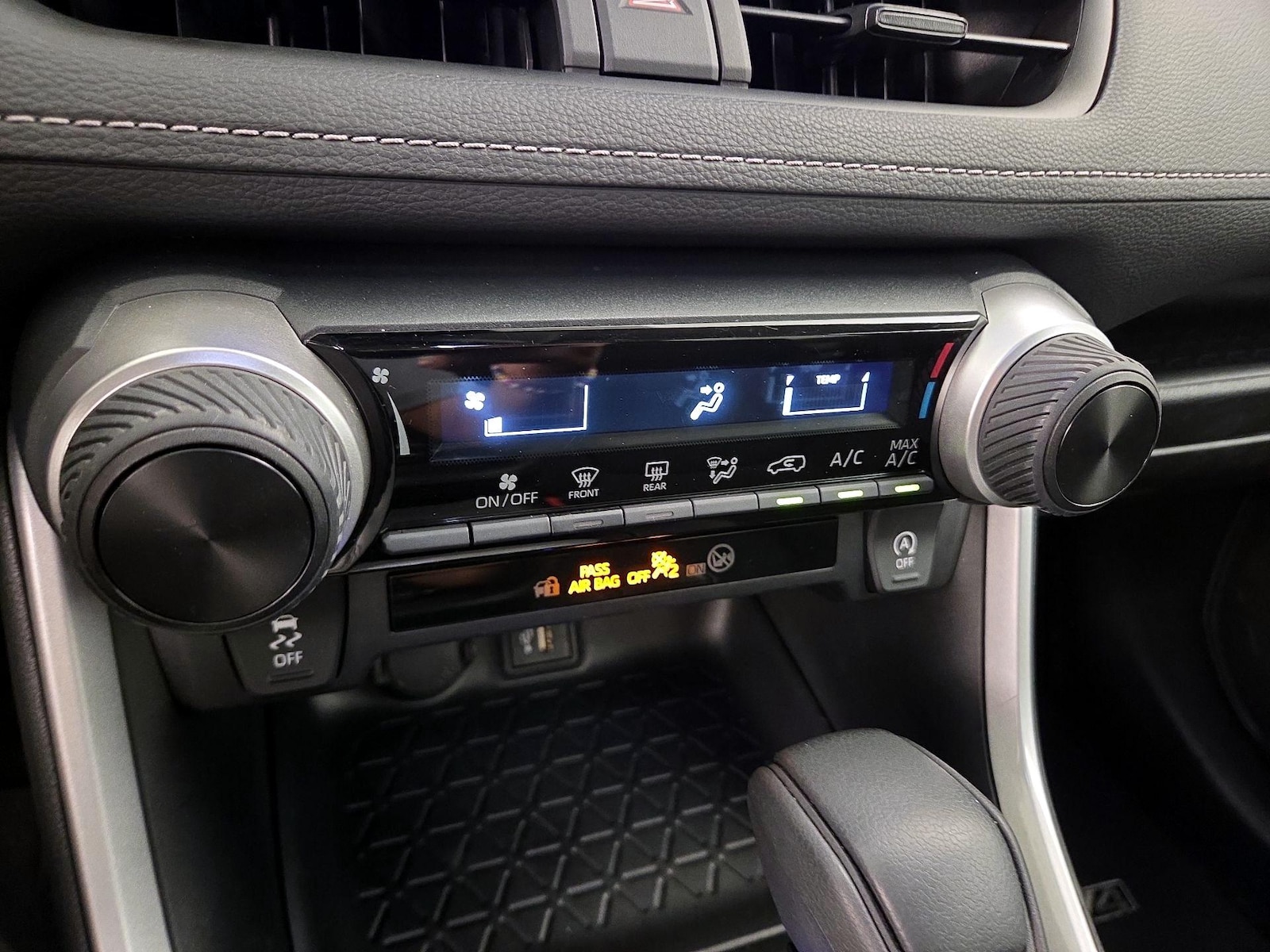 2024 Toyota RAV4 LE - Photo 17