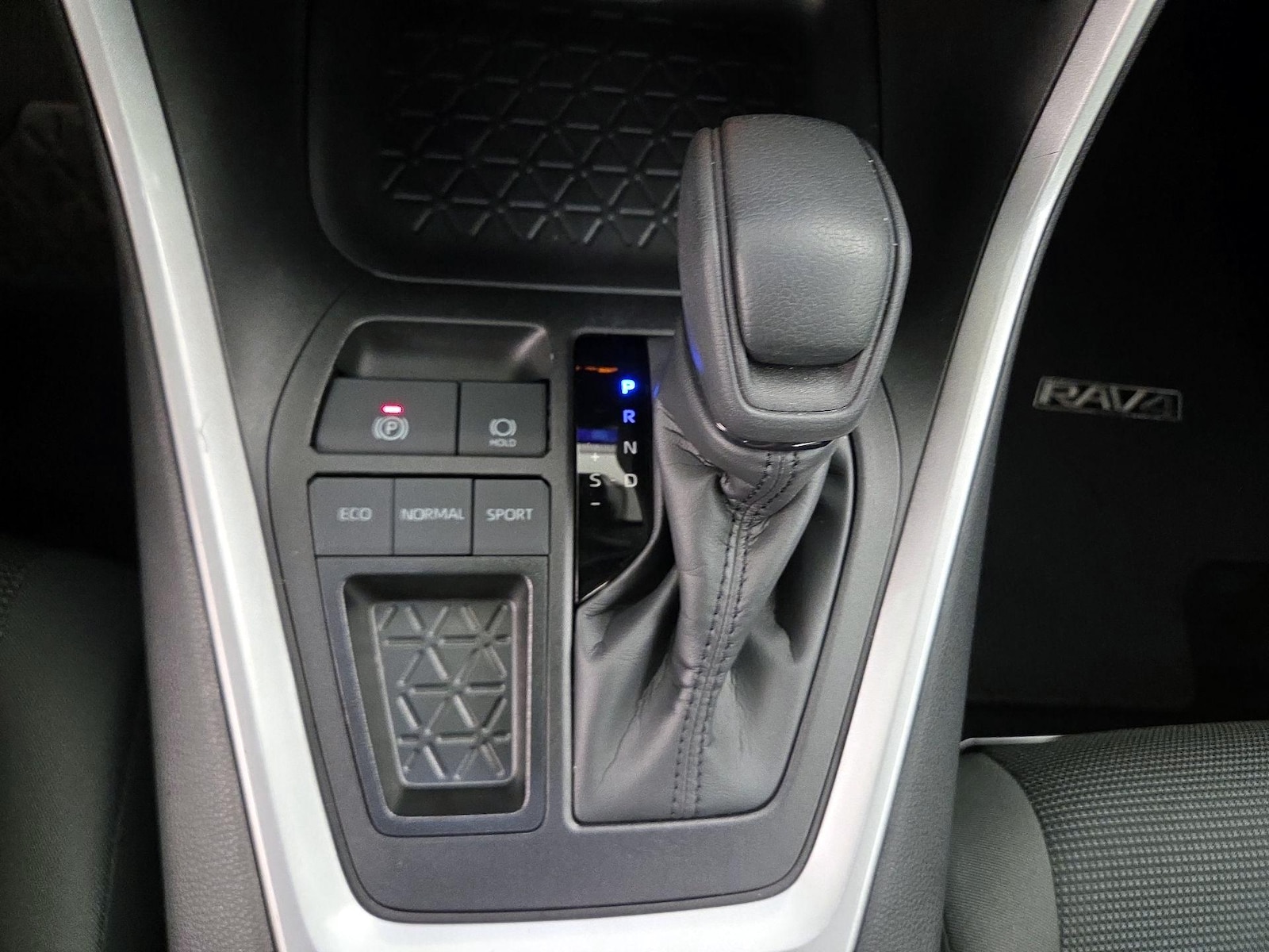 2024 Toyota RAV4 LE - Photo 18