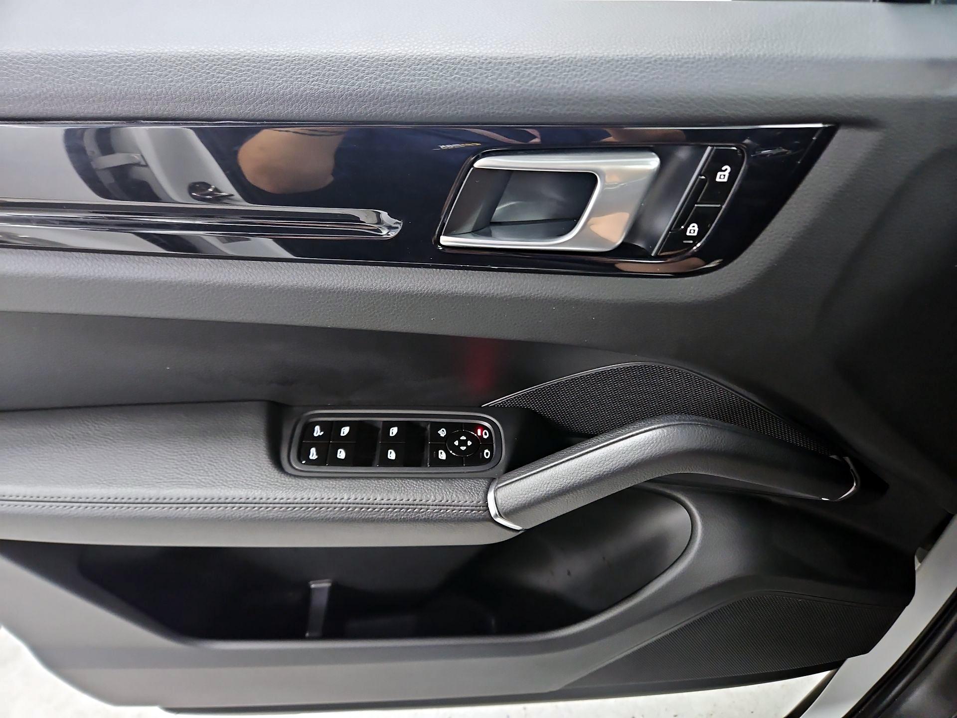 Thumbnail: 2021 Porsche Cayenne - 12
