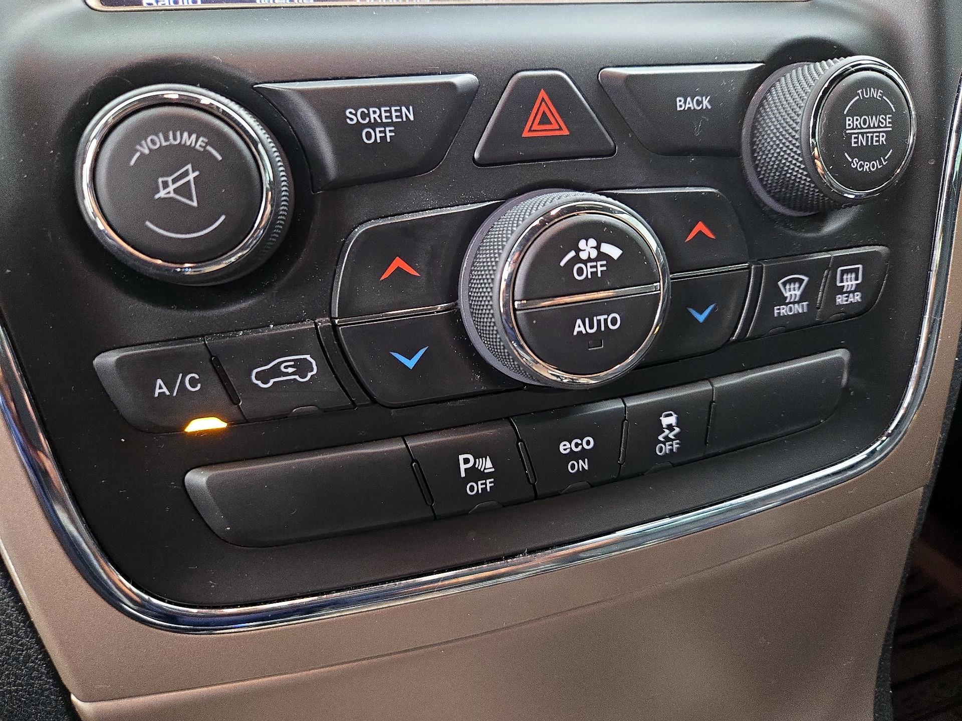 Thumbnail: 2015 Jeep Grand Cherokee - 17